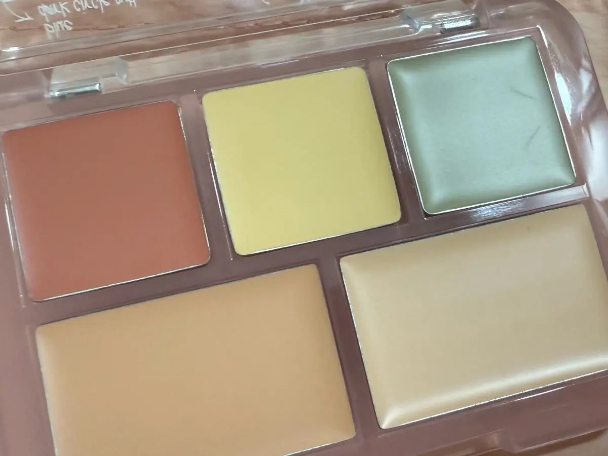 Qoo10メガポ購入品✨

LUNA　コンシールブレンダーパレット　新色 [05] トーンリセットカバー

サラさん監修の信号コンシーラー🚥

こういうの欲しかった！
パレット1つでクマくすみ赤みをカバーできるの最高👍
シート（中敷き？