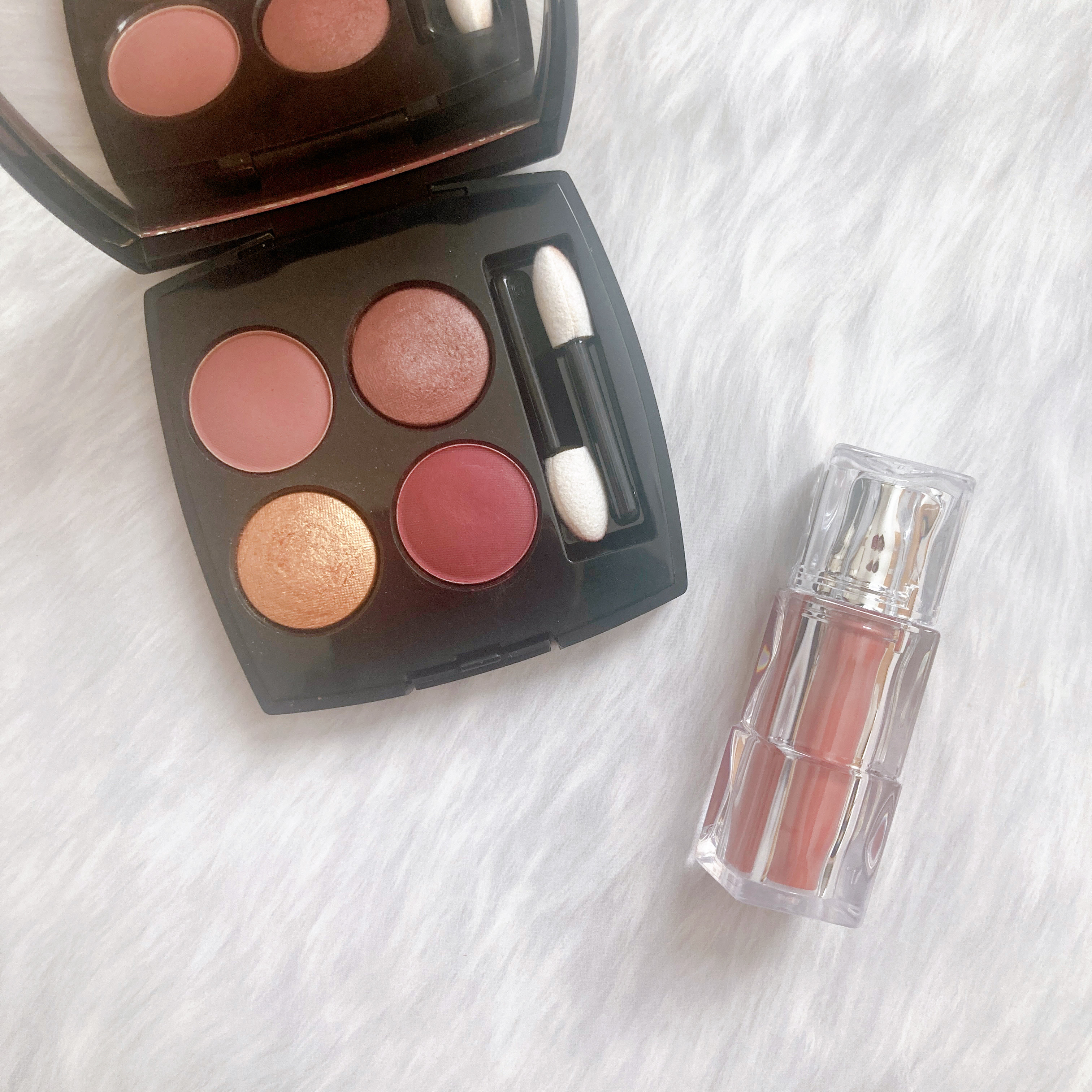 秋の赤みブラウンメイク🍁

久しぶりにCHANELのアンタンシテを使ってメイク♡

アイメイクは
・右上をまぶた全体と涙袋に広げる
・左上を二重幅にぼかす
・左下を目尻側の二重幅に重ねる
・右下を上下の目のキワに入れる
で使いました˚✧
