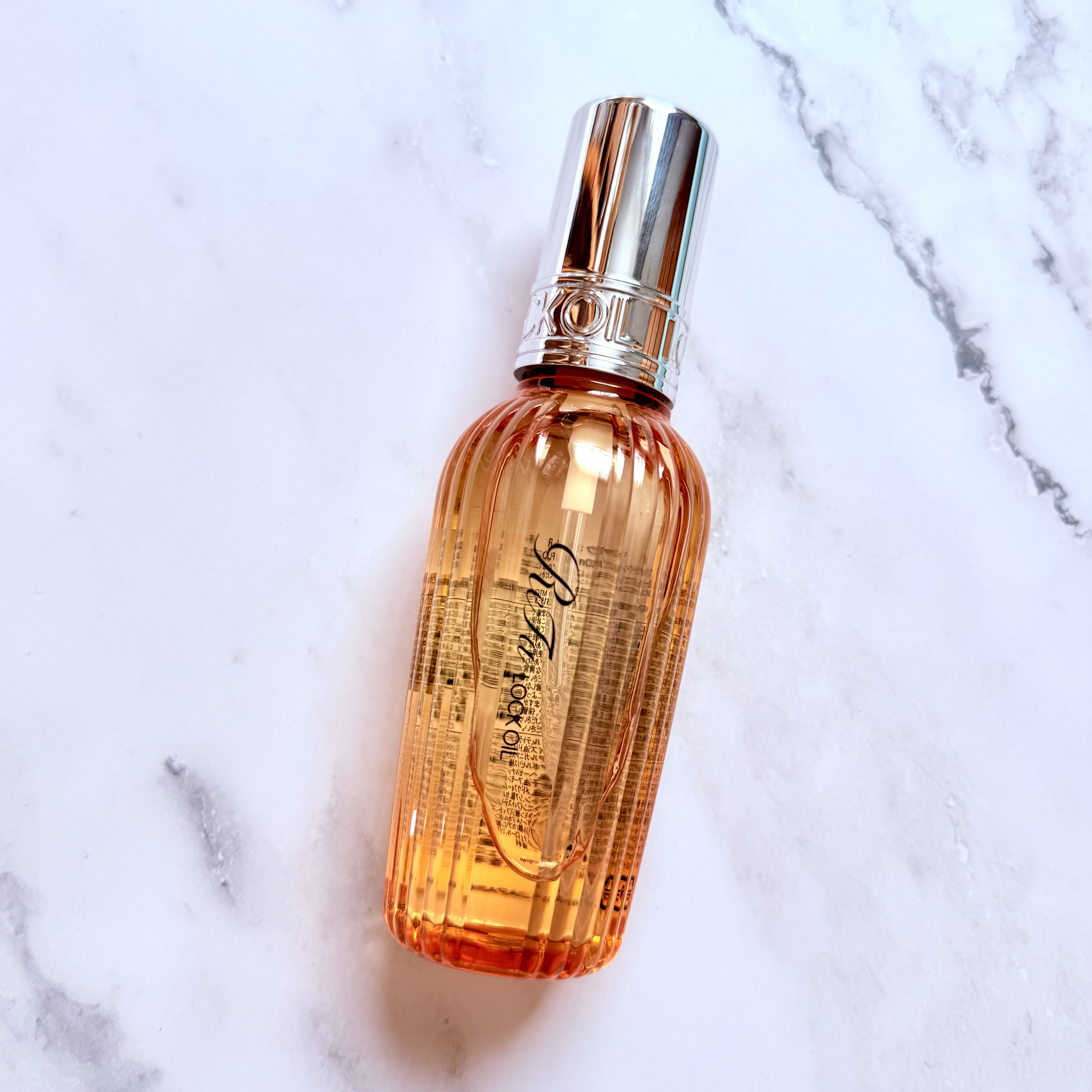  旧シリーズのウエット感がよくてリニューアル後初購入*
使用量は変わらないのにリニューアル前より軽くなった？
アイロン後のウエット感や束感のあるスタイリングがめちゃくちゃ好きだったので前ほどではなくなって残念、、
後から足しても私の髪だとそ