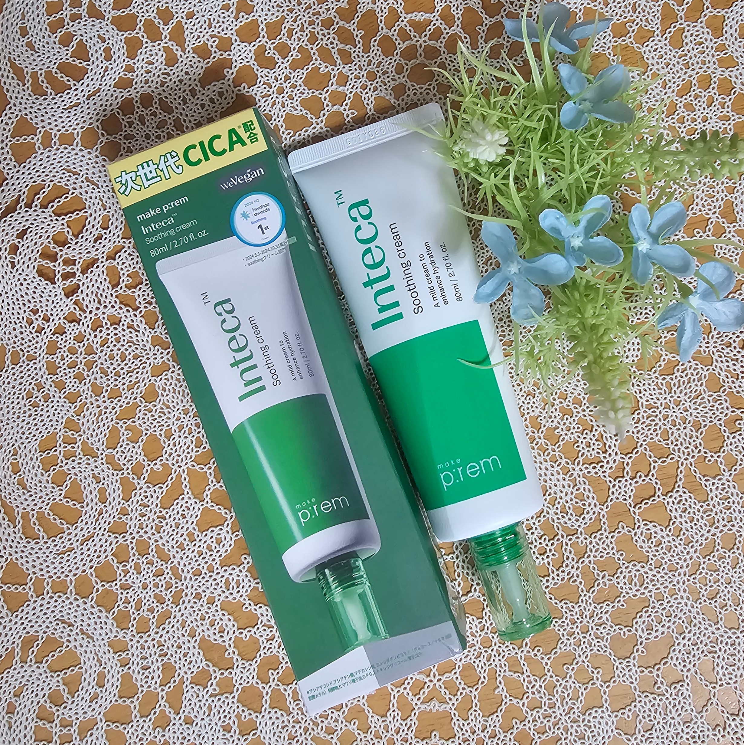 鮮やかな緑のお色を基調としたデザインのお箱です
インテカ スージングクリームは、CICA成分配合のクリームです
CICA（ツボクサ）成分のコスメって緑色のイメージですよね
こちらは、私の大好きな韓国コスメです

可愛いイメージのクリームです