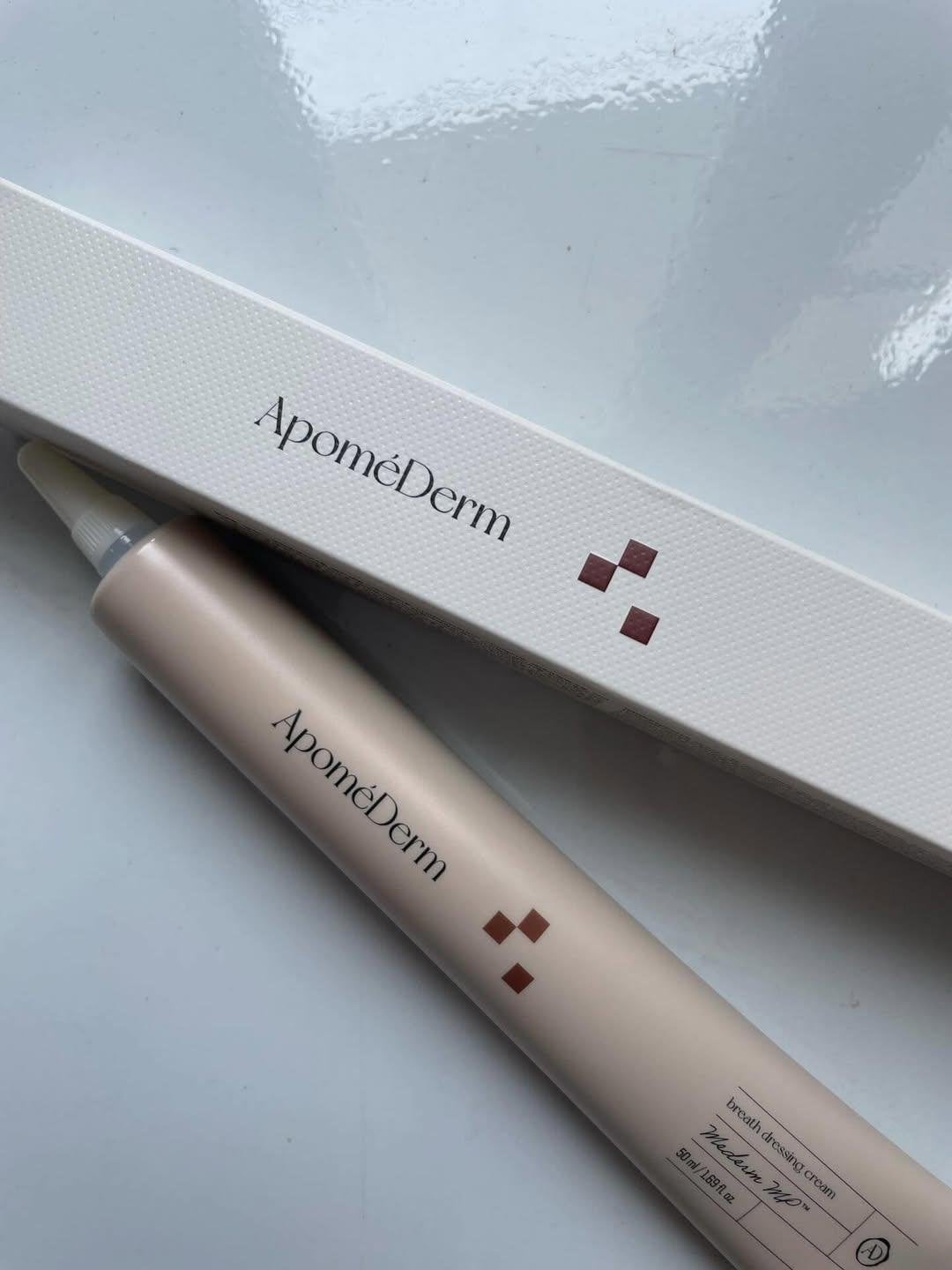 Apomederm アポメダーム on LIPS 「"ポーチの中から出してトントン!クマから微細なシワまで、アンプ..」(2枚目)