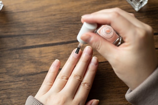 セルフネイルをしている女性の手元