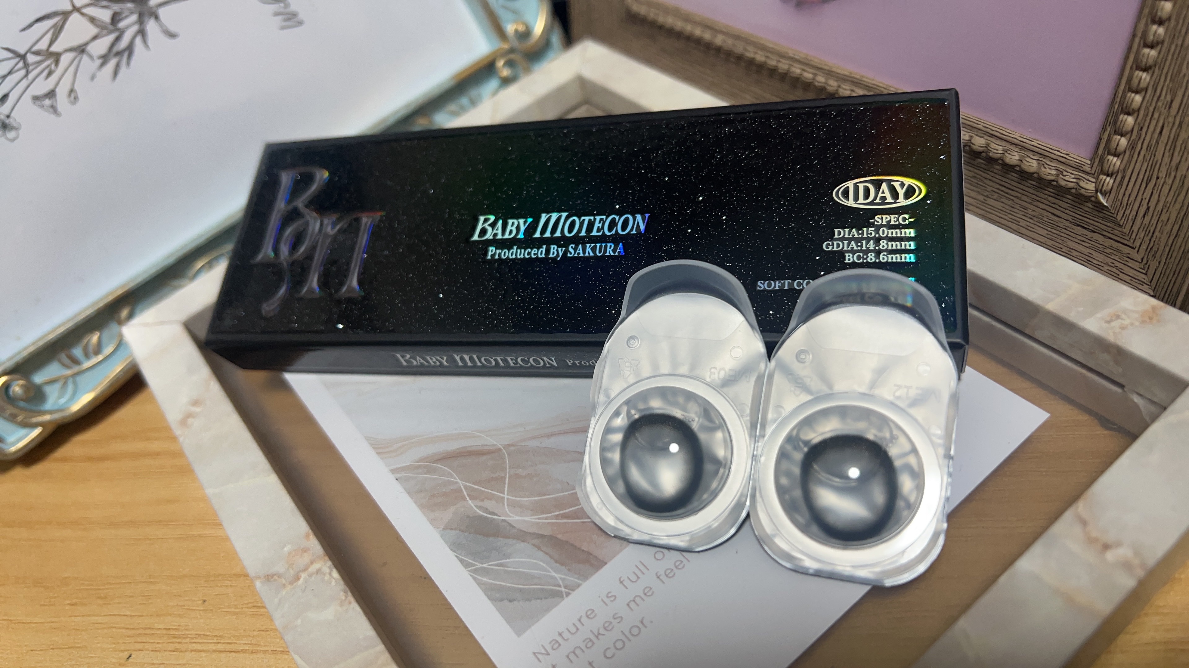 黒コン使ってハロウィンのお化粧してみました🎃

光が余り入らないので宇宙人に見えるかなと
思ったのですが、宇宙人ぽくはならなかったです

つけ感は良かったのですが少し時間が経つと
気持ちゴロゴロするかなってなりました🧸
お化粧する前につ