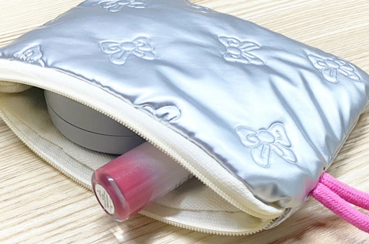 Apomederm アポメダーム on LIPS 「"ポーチの中から出してトントン!クマから微細なシワまで、アンプ..」(4枚目)