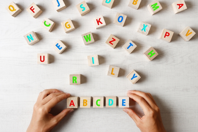 さまざまなアルファベットが書かれた積み木