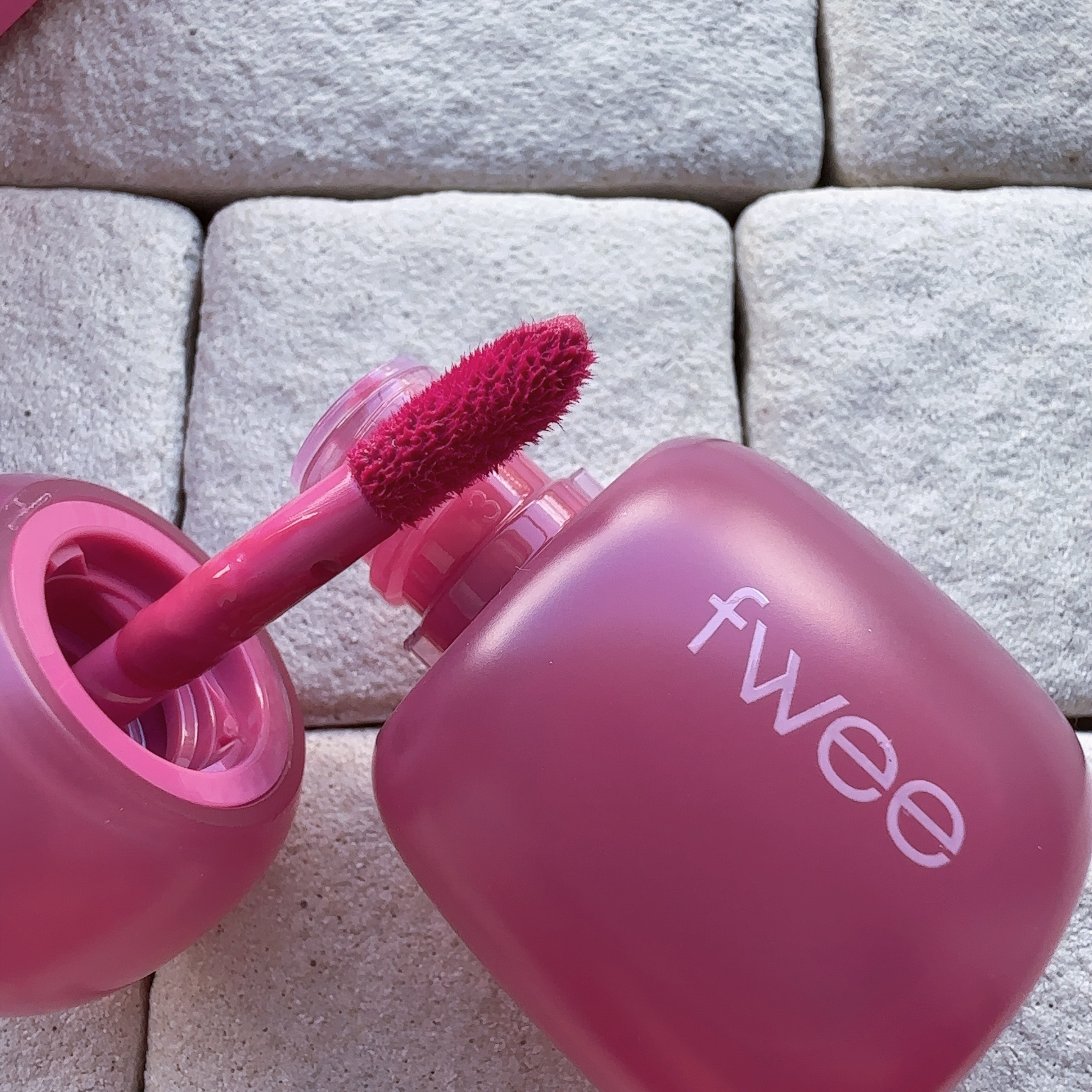 フィー ピンクオブセッションステイフィットティント/fwee/リップティントを使ったクチコミ（2枚目）