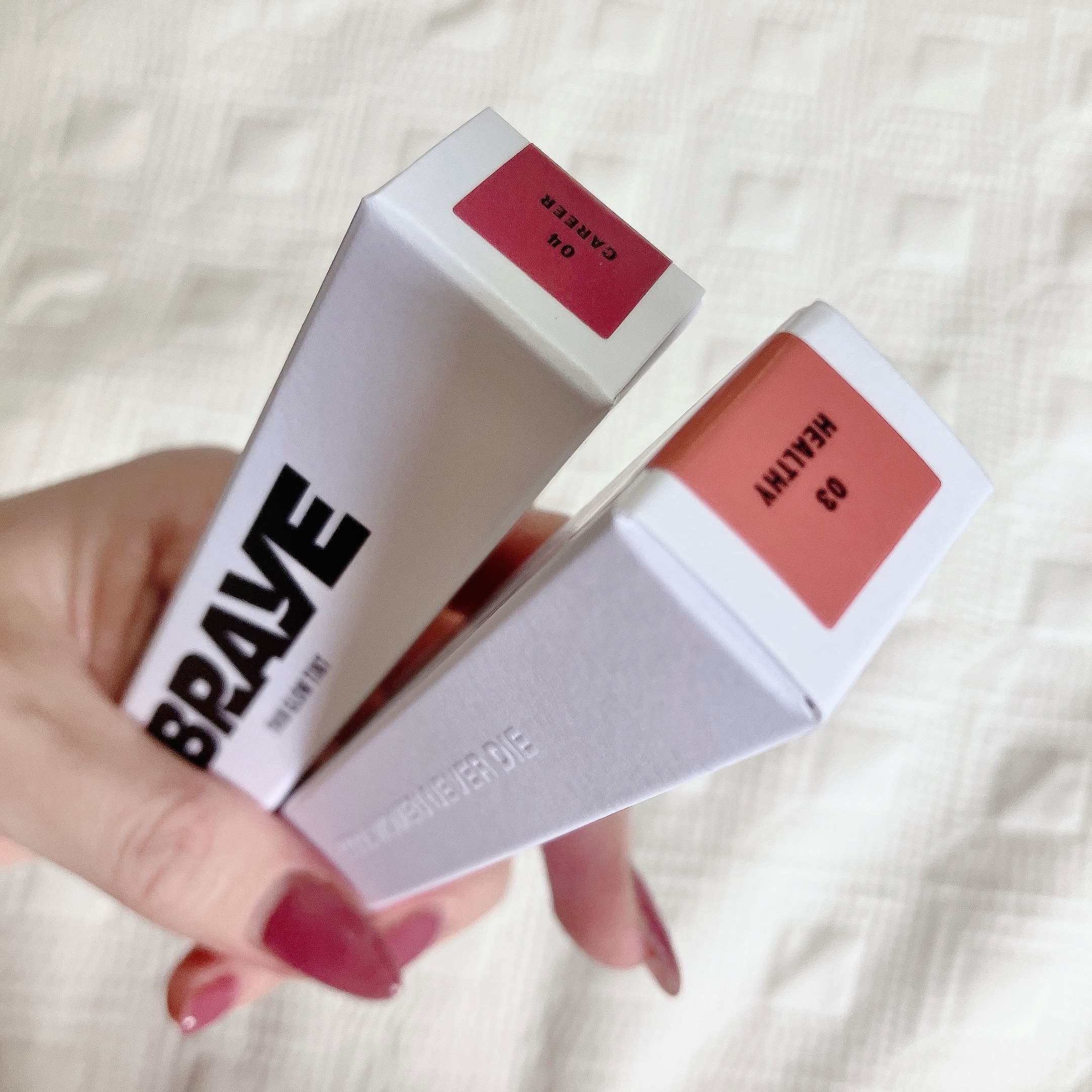 さらっとしたタイプのグロスで薄く塗り重ねられる。
塗って2分ぐらいで肌になじむ。時間がたつと、どちらの色もワントーン落ち着いた色味に変わる。
のせたての色も馴染んだ色も発色がきれいで自然。（04特にブルベ肌に合ってる感じ）

ベタベタしてな