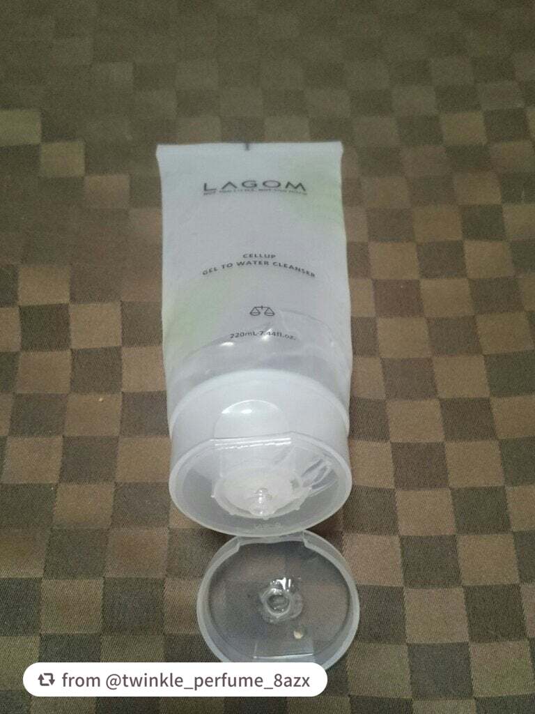 
ブランド人気No.1*1の、数量限定発売の洗顔料の爽やかなシトラスを感じる「レモンヴァーベナ」の香り。
ジェルがみるみる水のようなテクスチャーに変化🌟クリアな心地よさとともに洗う朝洗顔！
肌の水分保持力に着目した成分「アクアリシア(AQ