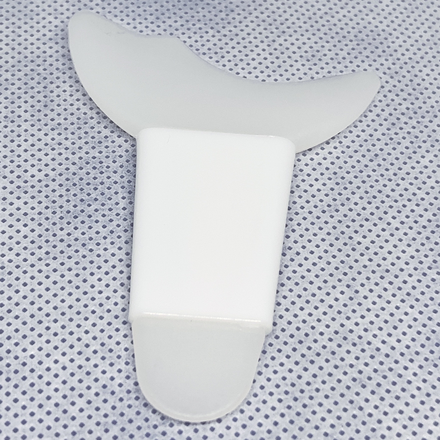 プラスナオ マスカラガードの感想です。


アイライン苦手な人の必見アイテム！！

カーブをアイラインを引きたいとこに当てて引けば左右対象の綺麗なアイラインが引けちゃいます。

シリコン製なので汚れてもお手入れ楽々だしお値段も安い！

個人