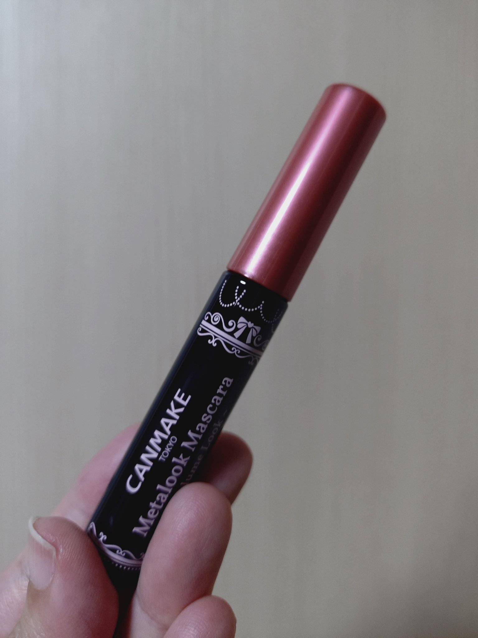 キャンメイク
メタルックマスカラ～ボリュームルック～
メイベリンのスカイハイを愛用しているのですが、どうしても下まぶたに滲んでしまうので新しいマスカラを買ってみました！
評判良さそうだったのでこちらのキャンメイクにしてみました✨✨
カールキ