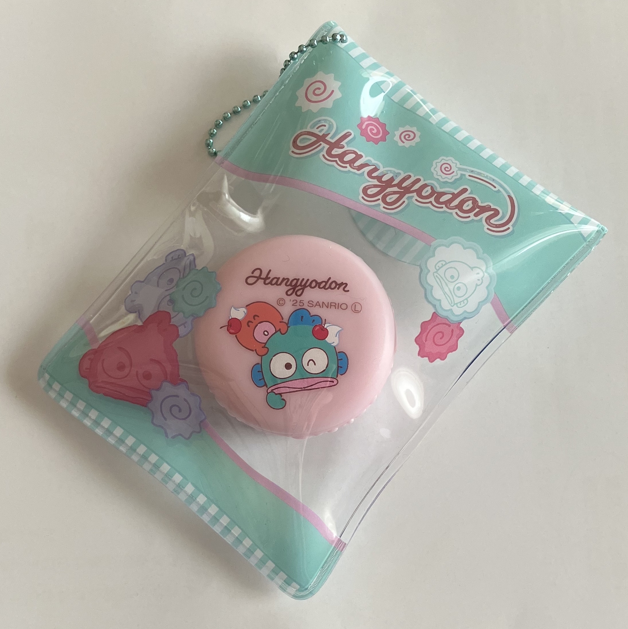 SHOBIDO
SMSAリップバーム

ポーチ付きのリップバームです。
固めのテクスチャーと思いきや体温で柔らかくとけます。
薄膜で軽いのにしっとりした塗り心地で、保湿ケアとしてだけでなくリップ下地、グロス代わりなど使い道は多そうです。

