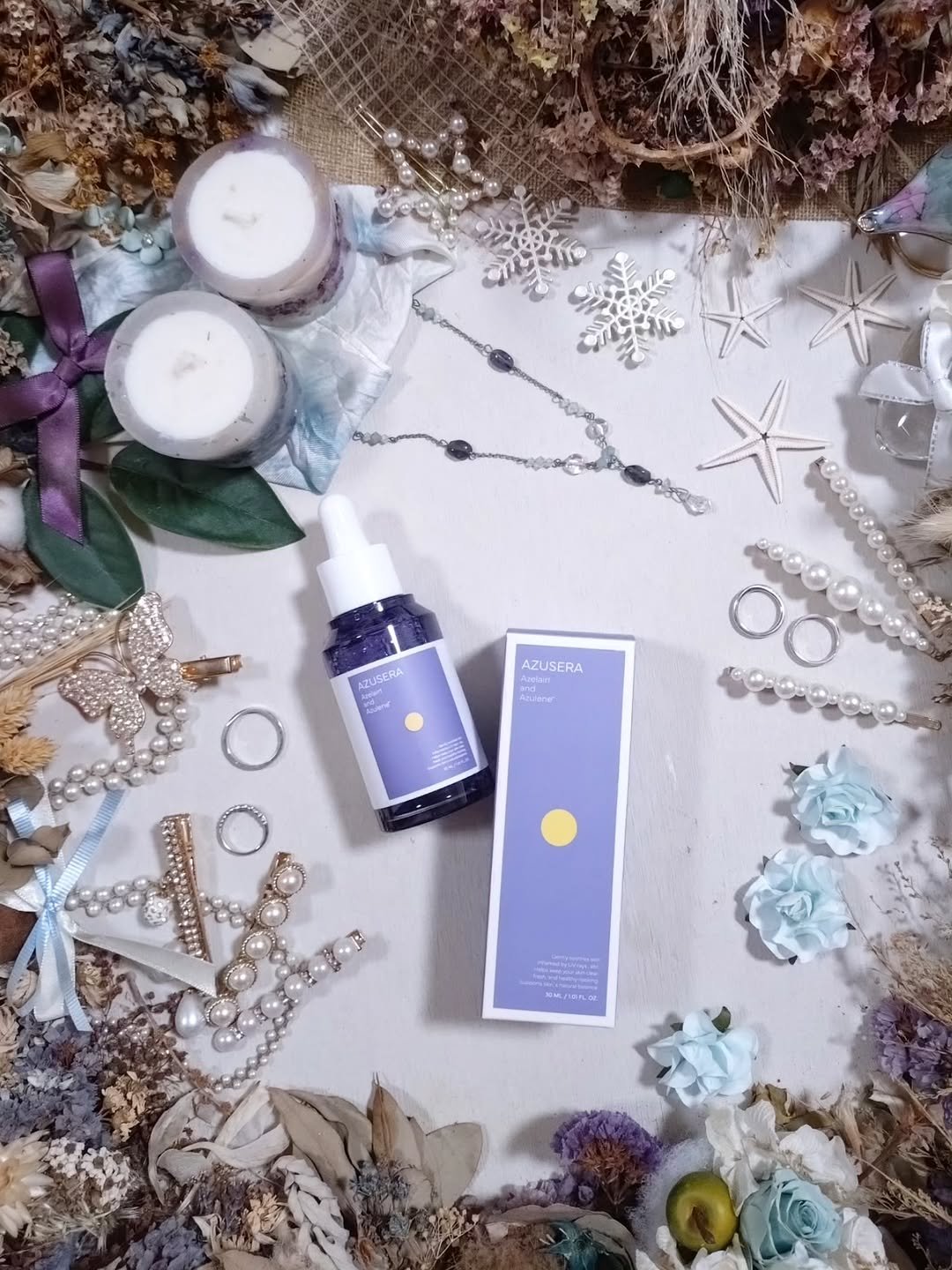 青の注目成分「アズレン」が含まれていて

肌荒れの原因にアプローチ！

また、皮脂のべたつきを抑えたり

毛穴引き締めも期待されます♪



クリアパープルのキレイなボトル。

スポイト式の美容液なので

量を調整して取り出しやすいです◎
