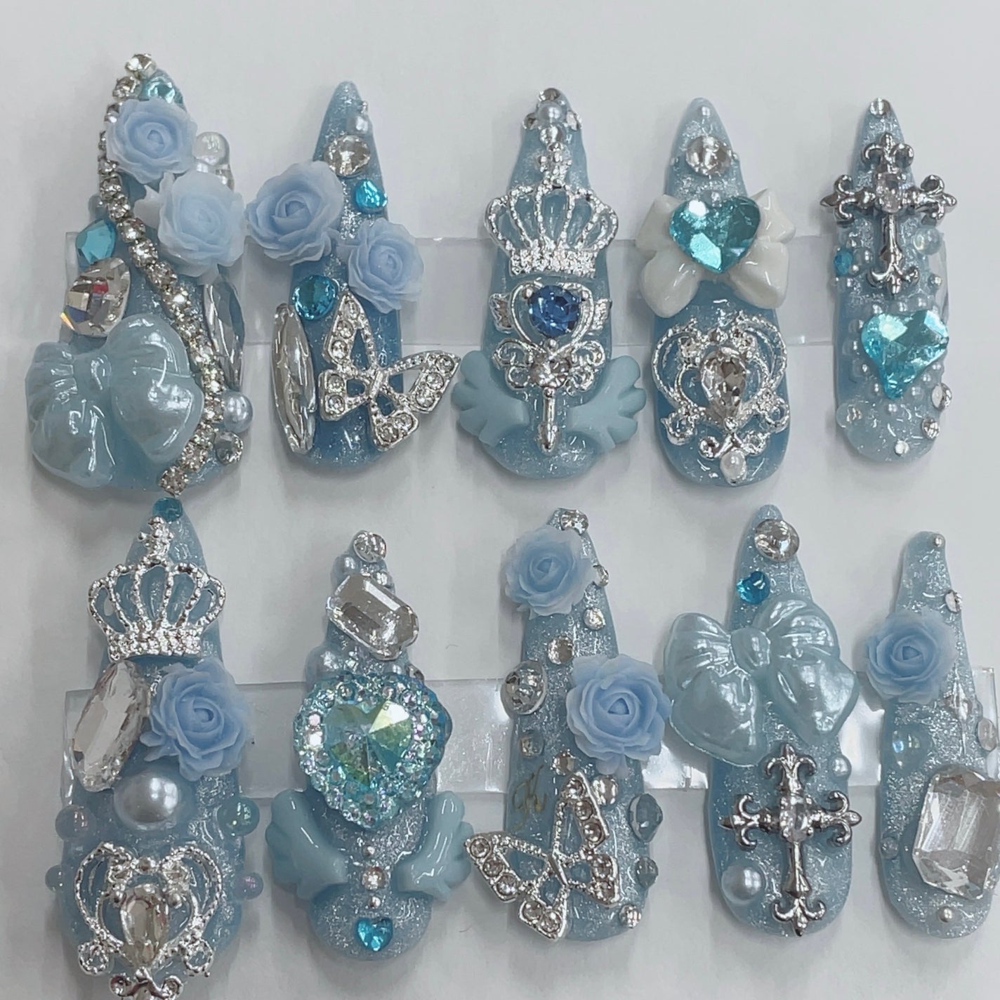 𐔌՞ . .՞ 𐦯 on LIPS 「👑💍💖いいね、保存嬉しいです🎶#ネイル#ジェルネイル#垢抜け#..」(1枚目)