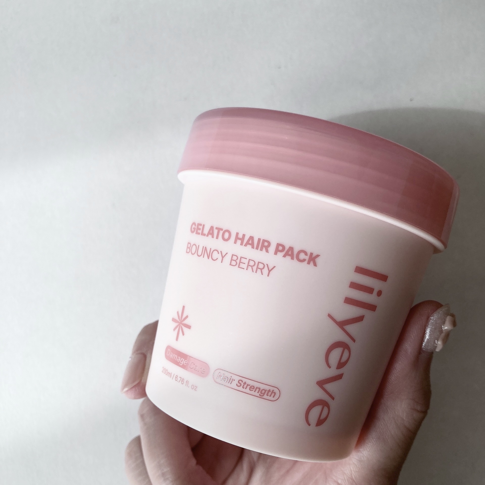 ※提供品のレビューになります。

リペアターンジェラートヘアパック・バウンシーベリー200ml 

ジェラートのようなもちっとしたテクスチャーで髪に密着してくれるヘアパック。

乾燥やパサつきが気になる髪を集中的にケアしてくれます。

塗布