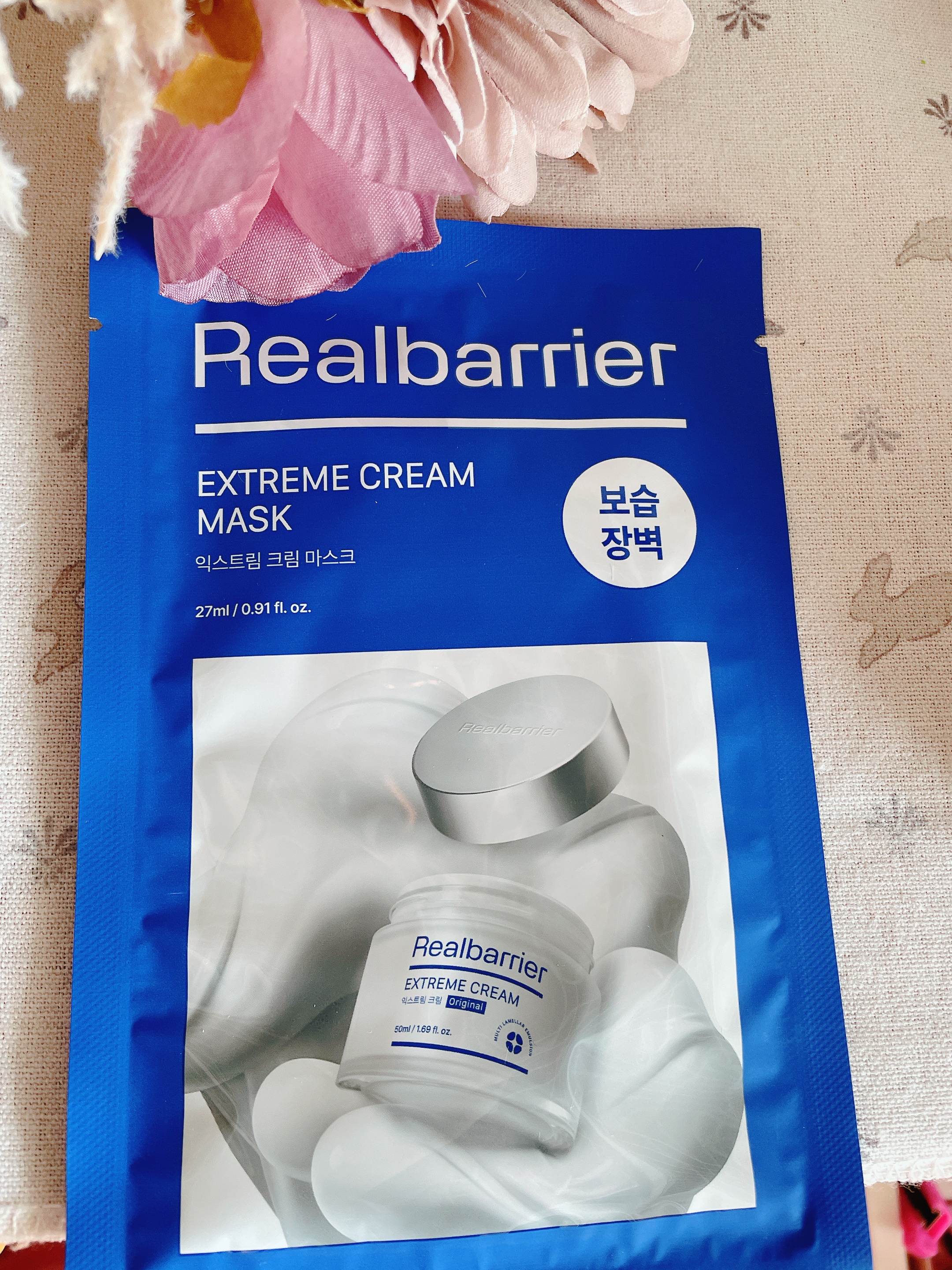 遅く起きた朝☀️
いつもよりスキンケアにかけられる時間があるから、リッチ目のマスクパックを使いました🥰

パケからはクリームっぽさを連想したけど、中身の液はどちらかというとジェルっぽい✨️
意外とさっぱり目です💙

リアルバリア
エクス