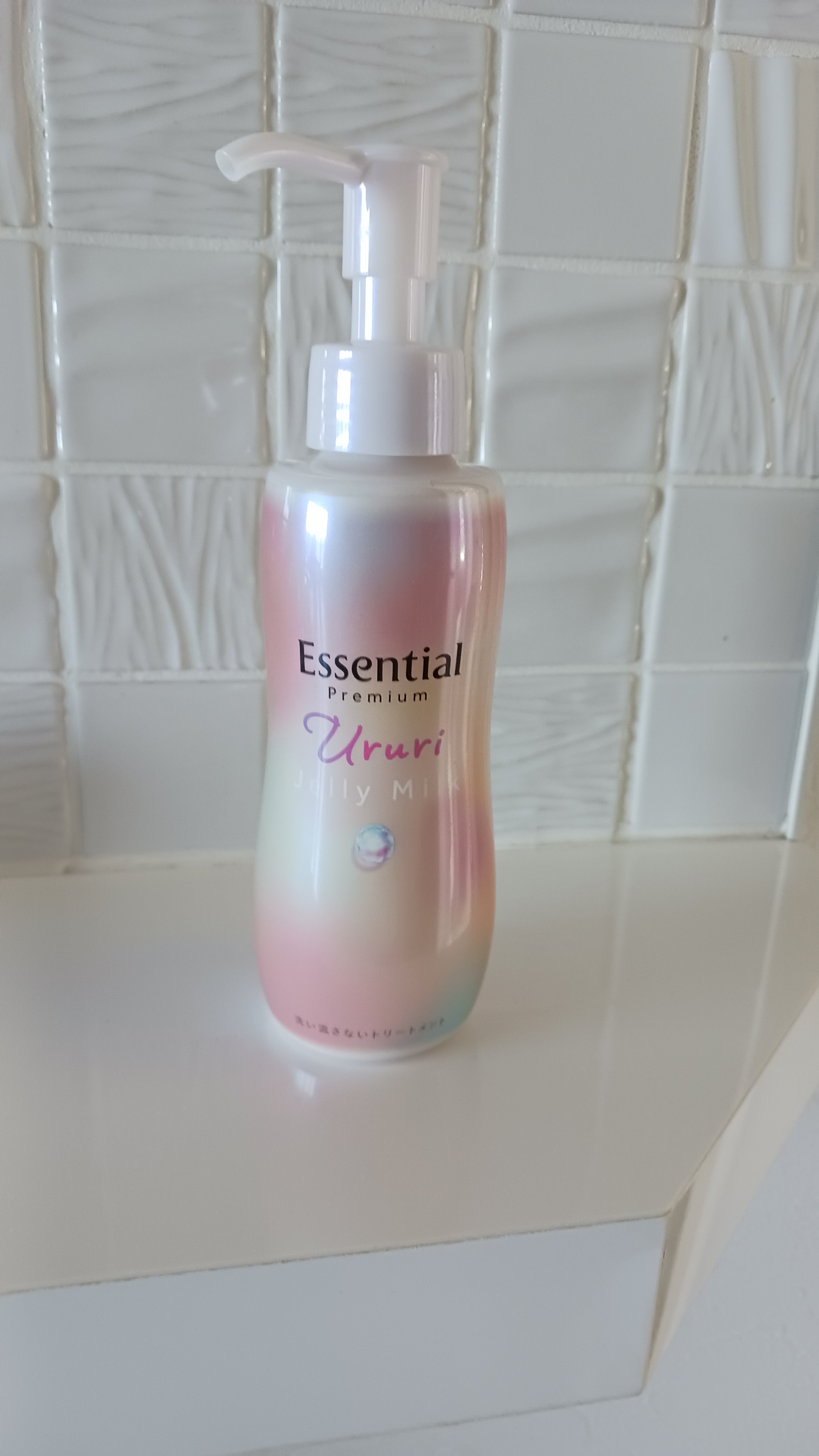 【エッセンシャル】
エッセンシャル プレミアム うるりジェリーミルク

こちらのヘアオイルをLIPSプレゼントで当たって、使用感が、よかったのでこちらのミルクを購入しました!

お風呂上がりの濡れた髪に付けて、翌朝の髪の収まりがよかったです