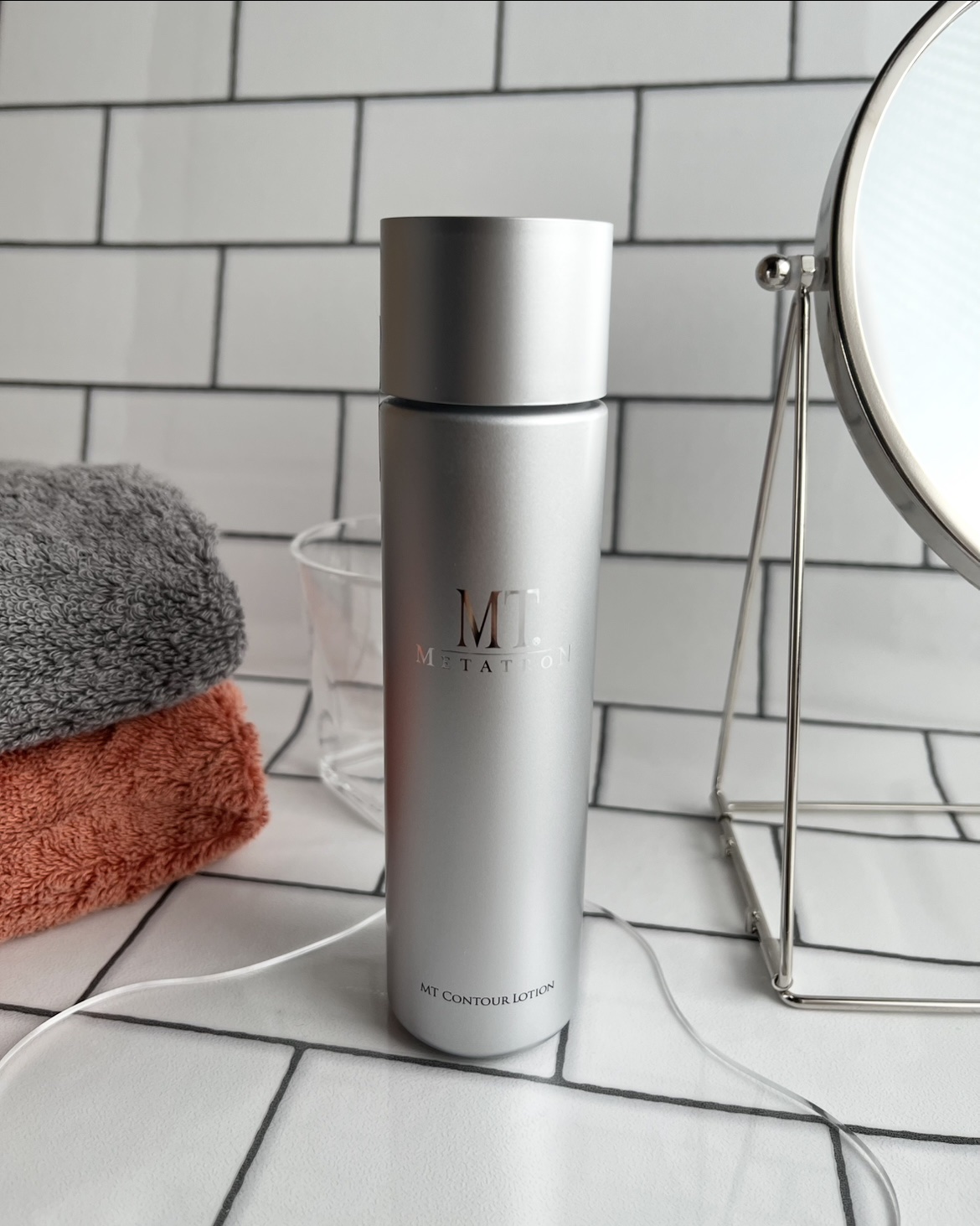 LIPSや美容雑誌などの口コミを見て
以前から注目していた化粧水です。

なめらかリッチなテクスチャーでスムーズに伸び広がり
しっとりした使用感なのにベタつきが気にならないと思えました。

また高級感のあるパッケージデザインも気に入っていま