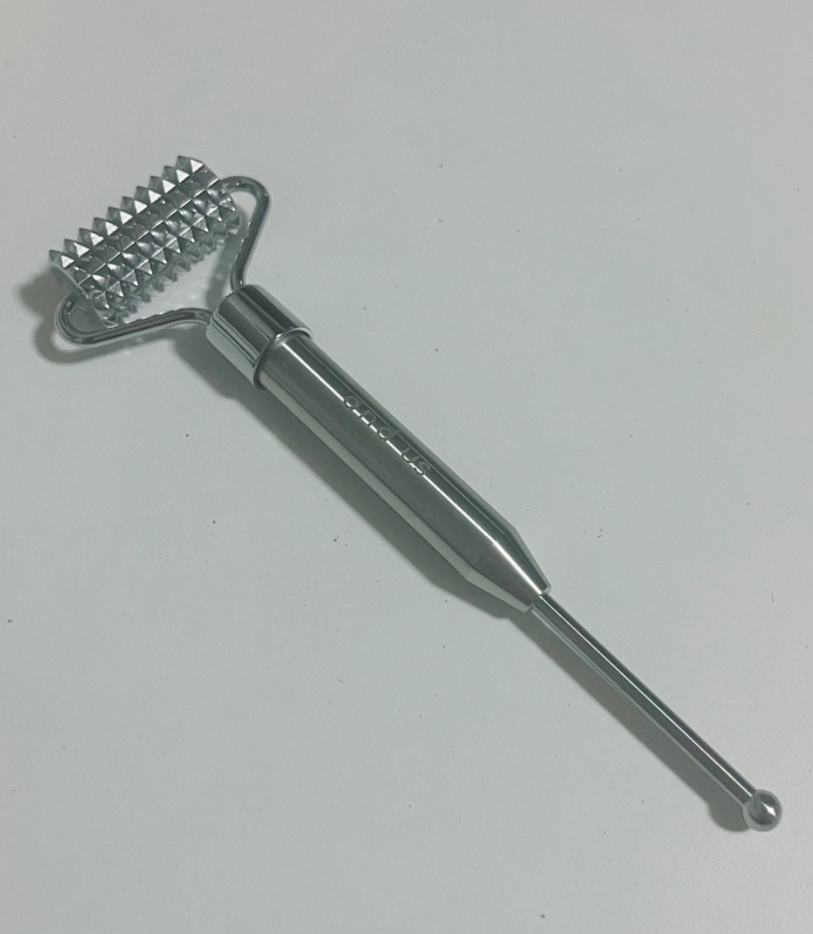 and us  美容ローラー&ポインター

¥1,100

●ローラーとポインターが付いた2WAY仕様で、気になる部分を集中ケア！
●ローラーは美容鍼のような突起が付いていて、フェイスラインなどを痛気持ちよく刺激できます。
●ポインターで耳