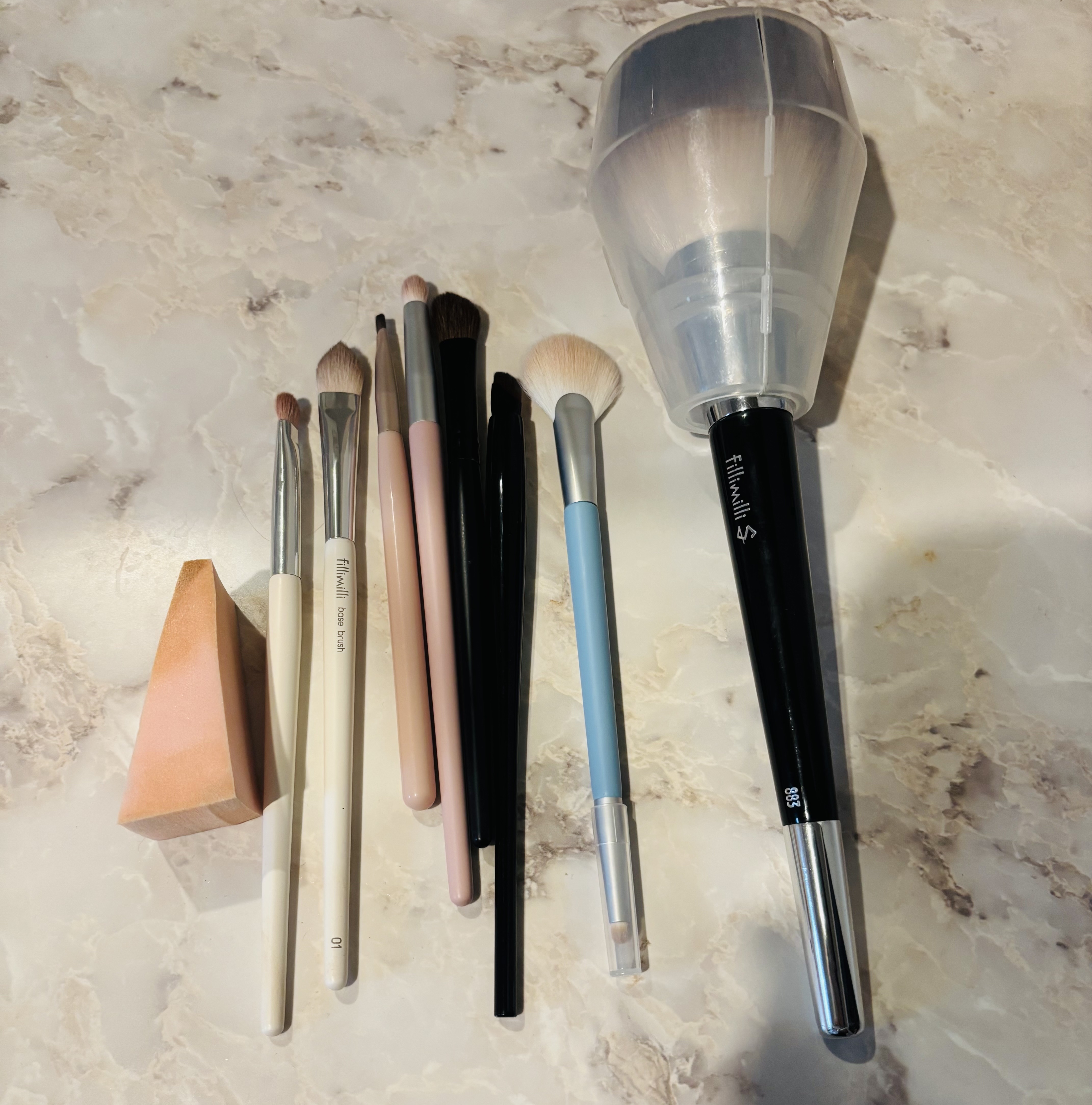 フィー フェザーライクデュアルハイライターブラシ/fwee/メイクブラシを使ったクチコミ（2枚目）