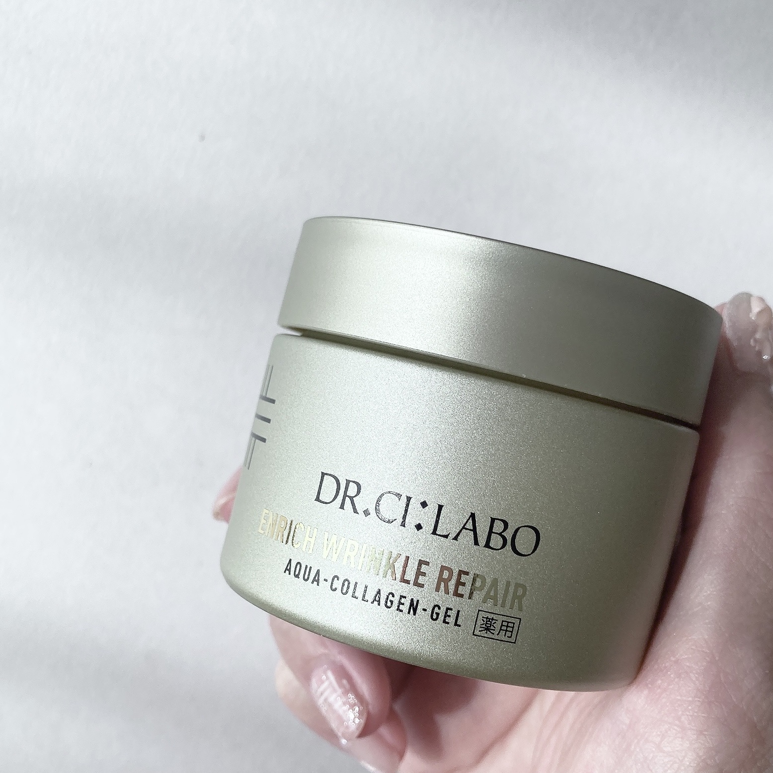 ※提供品のレビューになります。

薬用アクアコラーゲンゲル　エンリッチリンクルリペア 

しっかりうるおって、べたつかないリッチな濃密テクスチャーのゲル。

無合成香料、無合成着色、無鉱物油、パラベンフリー、アルコール無添加で日本人の肌を考