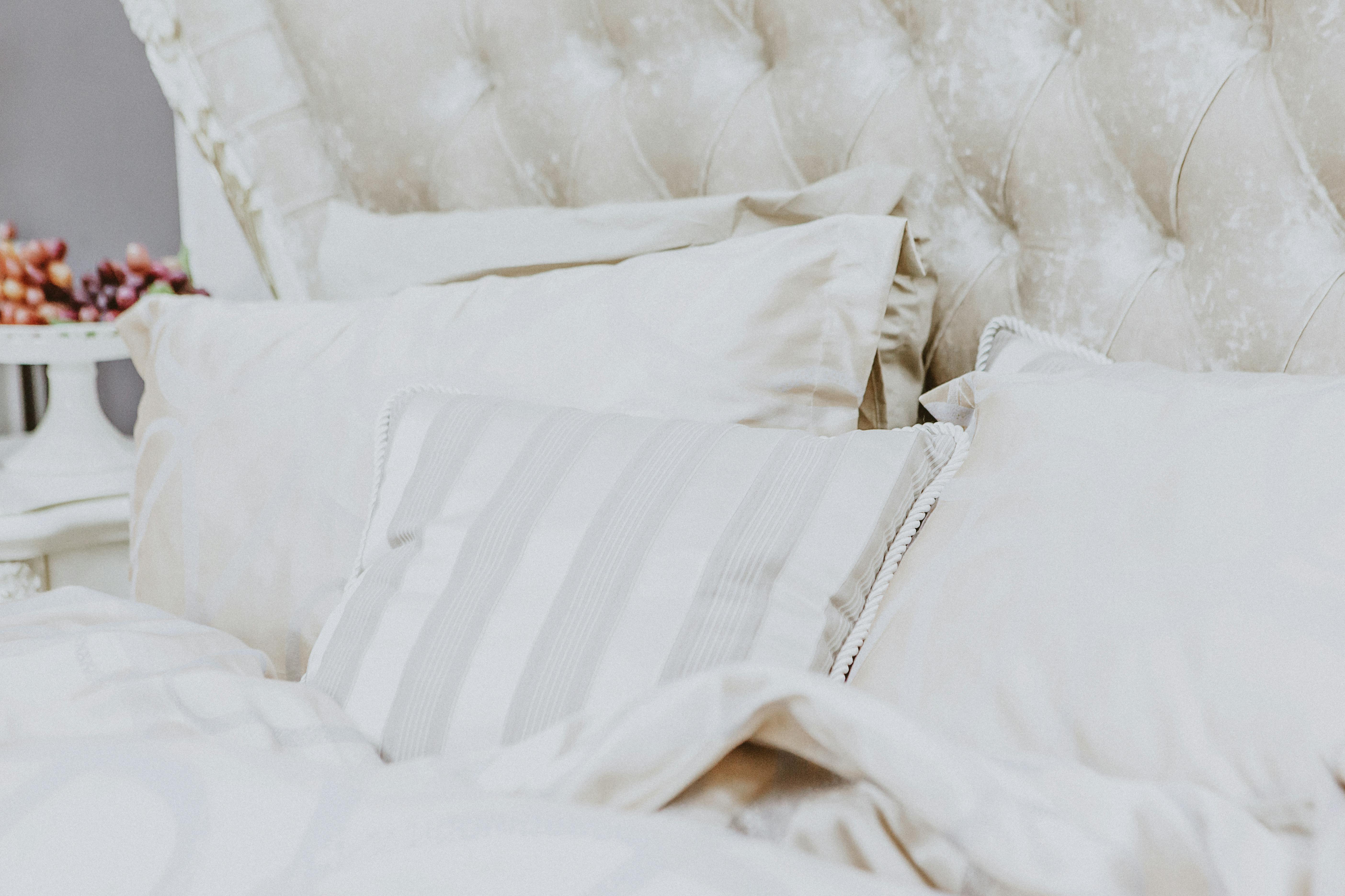 ベッドに乗った枕