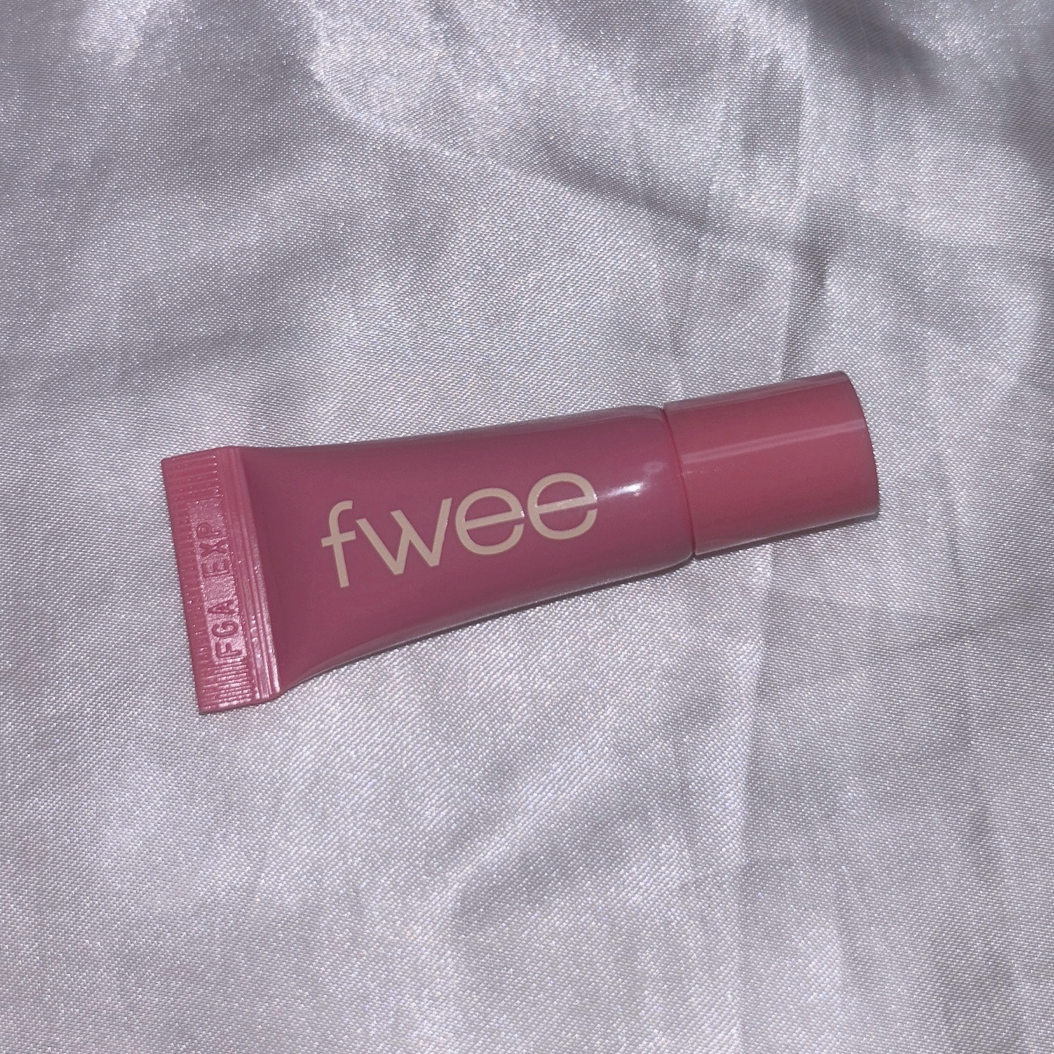 フィー 3Dボリューミングティント 02 バニラデュー/fwee/リップティントを使ったクチコミ（3枚目）