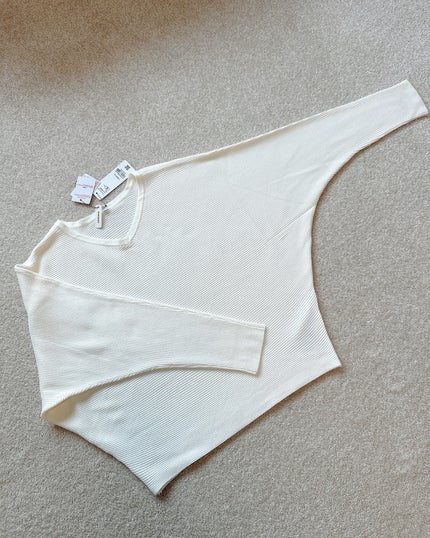 yukano on LIPS 「着回し力バツグン♡肌寒くなってきた今オススメなVネックニット𑁍..」(6枚目)