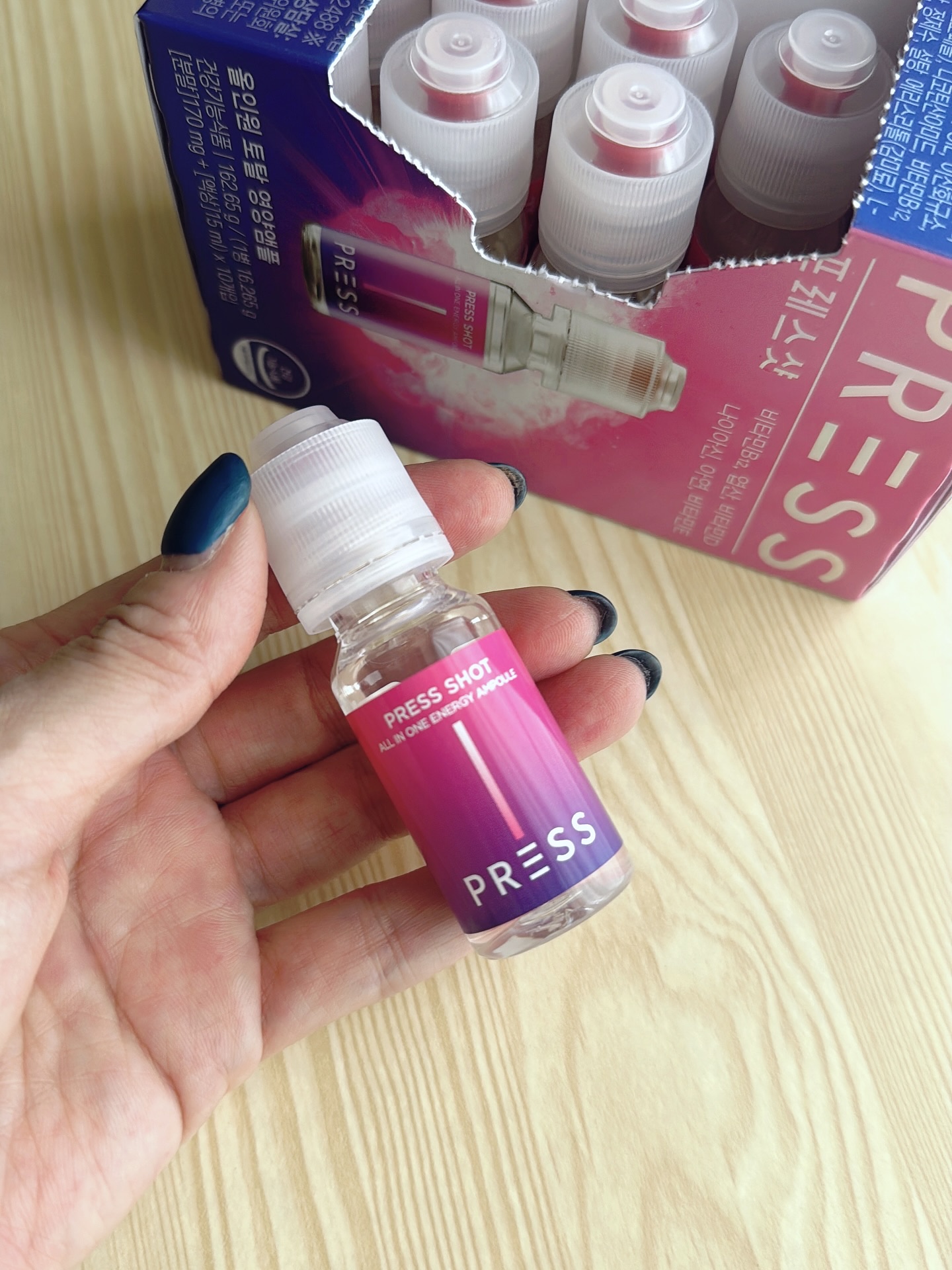 .

透明からピンクに変わる新習慣💗
キャップを“プレス→シェイク”するだけで
粉末が溶けて可愛いピンクに🎀💕

韓国で大人気の“飲むピンクビタミン
” PRESS SHOT（プレスショット） が日本初上陸✈️

ビタミンB12やビタ