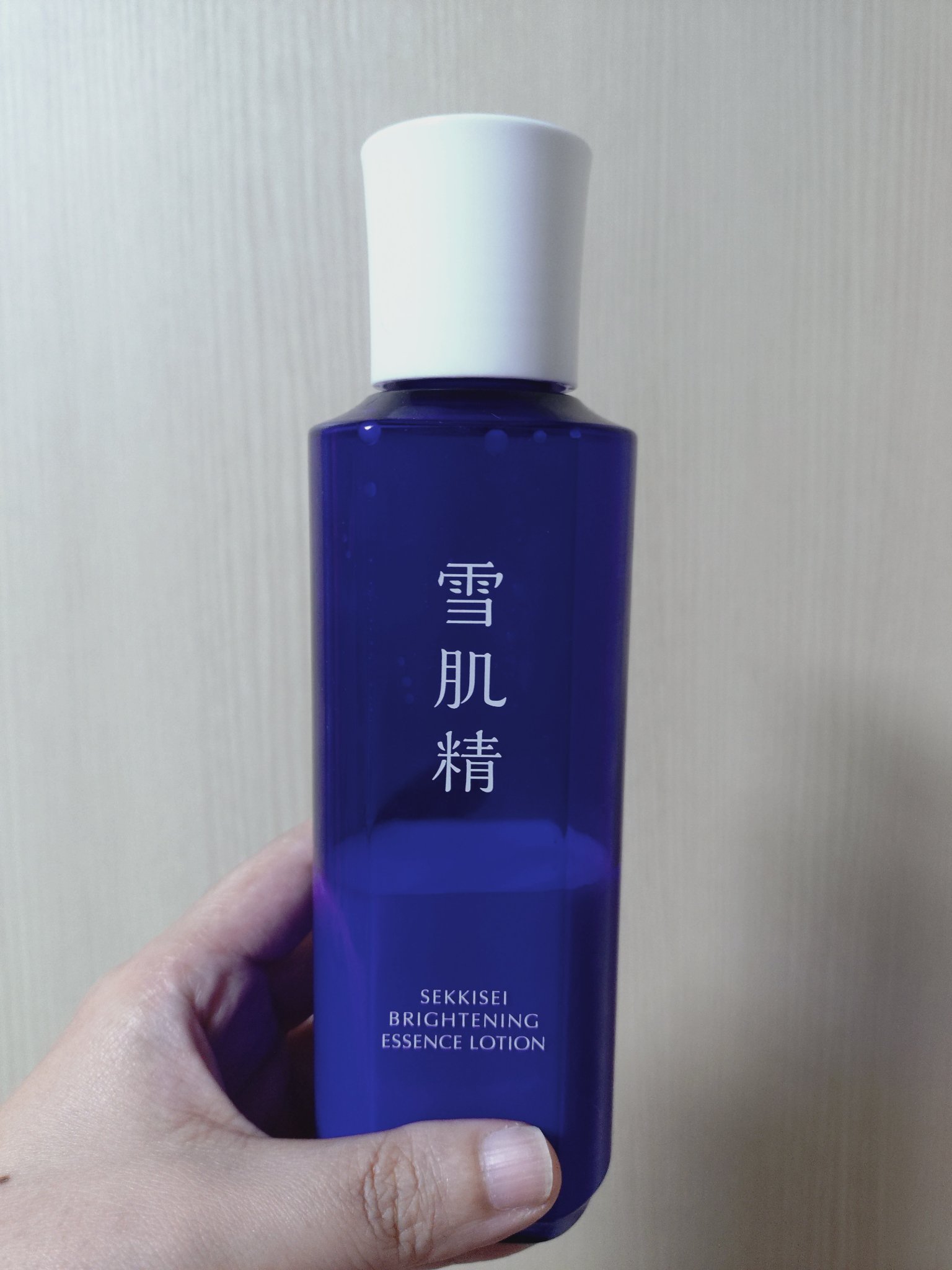 雪肌精　
薬用雪肌精 ブライトニング エッセンス ローション

リピまでしてとても調子良く使っていたのですが、ここにきて肌荒れ💦
たぶん原因結構上位の成分エタノールかと😭
去年も夏の終わりにエタノール含んだ化粧水でかぶれた記憶があるので