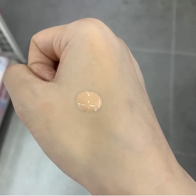 ByUR セラムフィット スキニー グローリキッドファンデーションのクチコミ「圧倒的なカバーBYUR✨


濡れツヤというよりも、ぴかっと光る

“発光系のツヤ感”が特徴❤.....」（2枚目）