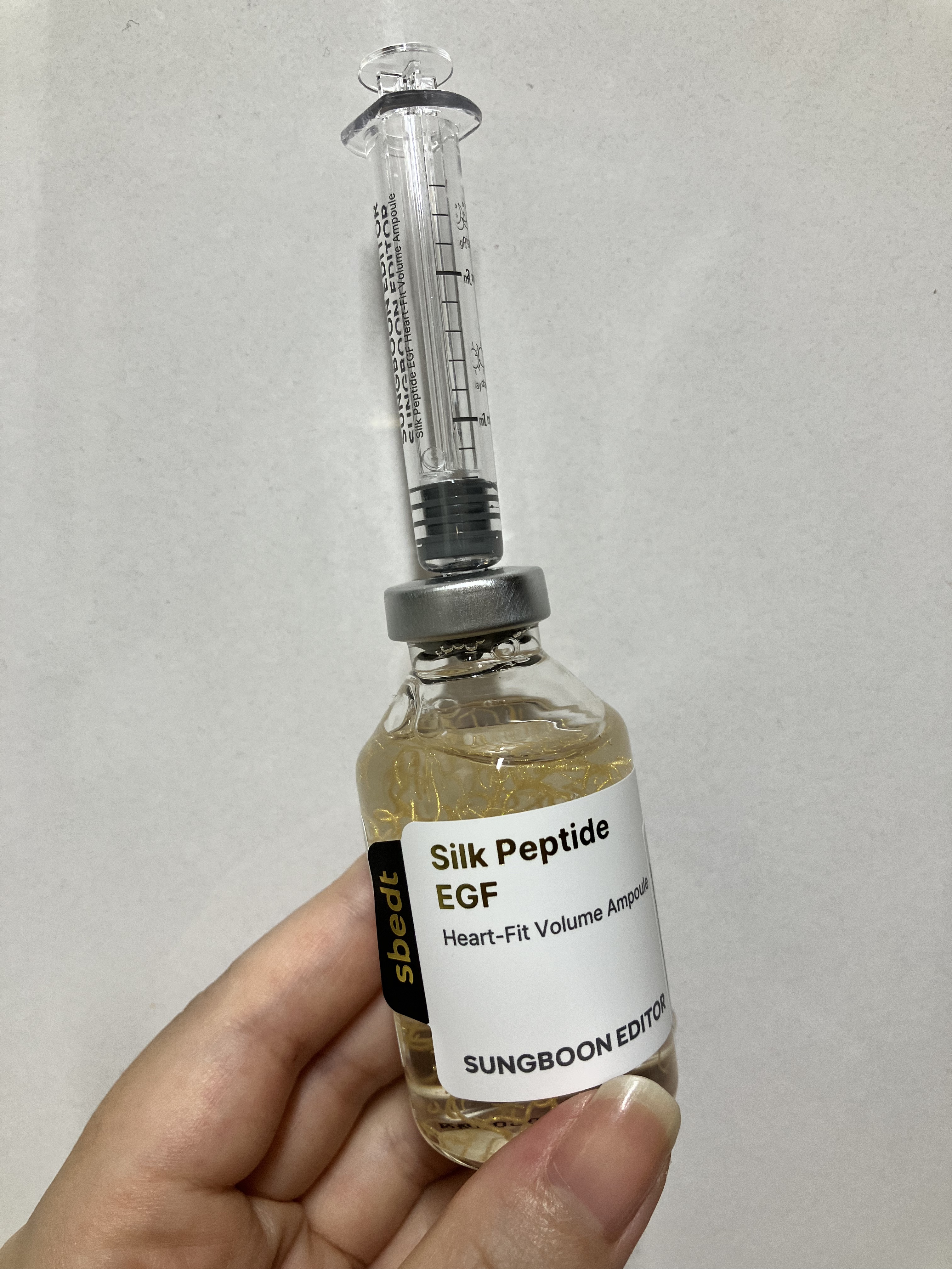 SUNGBOON EDITOR 成分エディター
シルクペプチドインテンシブリフティングアンプル

どうやって使うんだ？！と最初は混乱😹
楽しいけど急いでる時は使いにくいかも

ぷるぷるジェルに金の糸が！！
肌もちょっとキラキラになる

み