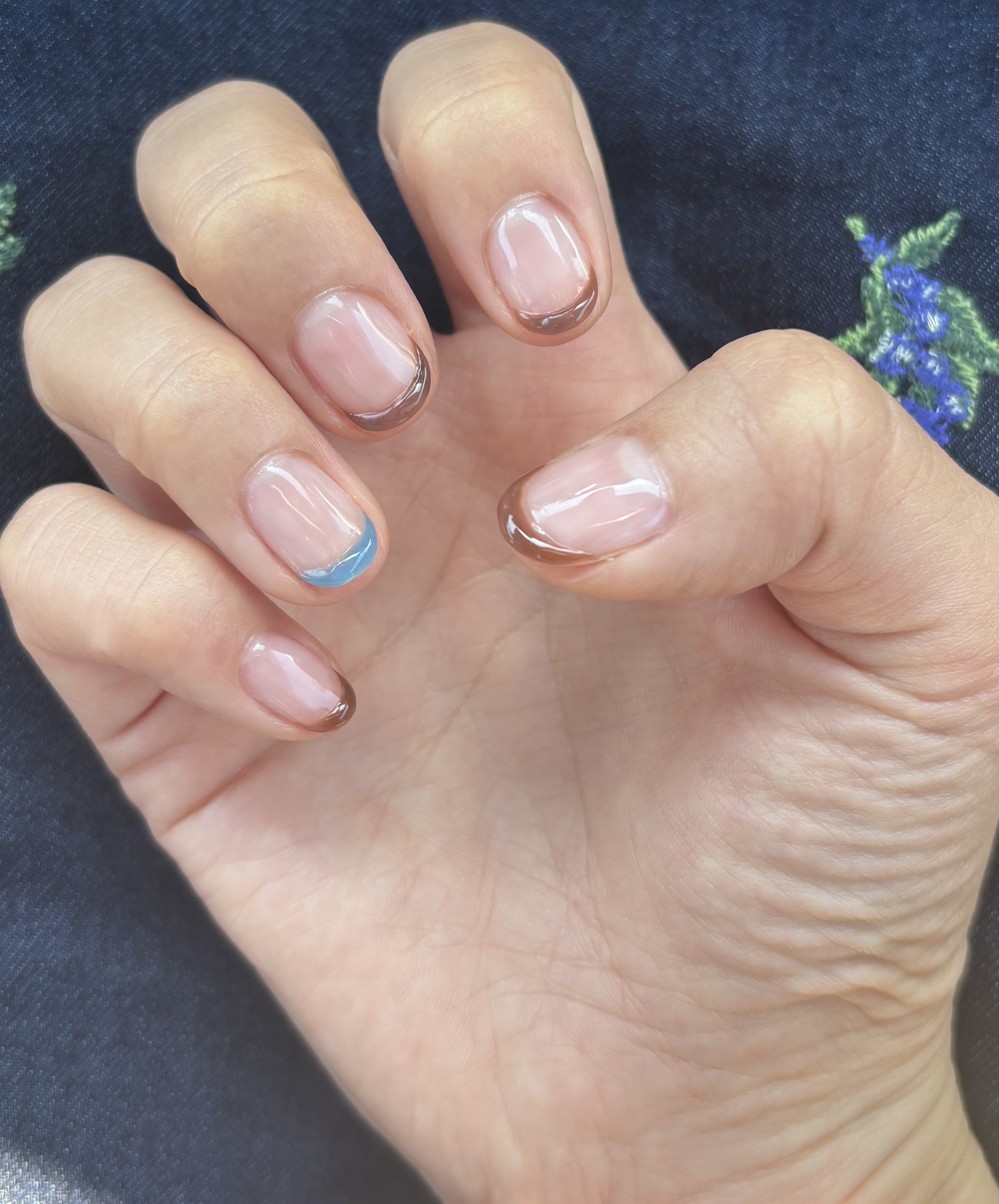 新しいネイル💅🏻

入院のために爪を短くしたから、短い爪でも可愛くなれるネイルにしました。

爪の白い部分が見えないようにギリギリまで短くしてから、ぷっくりラインを入れました🤍

ブラウンに差し色のブルーが可愛い。
2回カラーのジェル