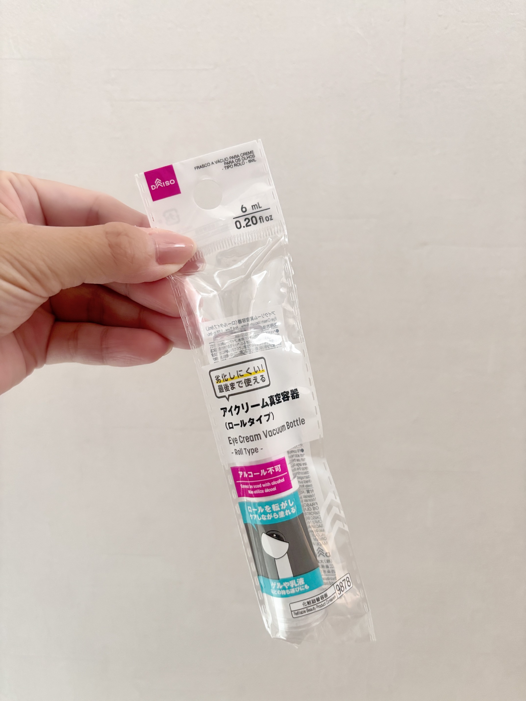ダイソー　アイクリーム容器
気になって購入してみました！

ちゃんとマッサージローラーも付いてて良さげ◯

#ダイソー
#100均 
#アイクリーム 
#マッサージ
#スキンケア 
#アンチエイジング 
