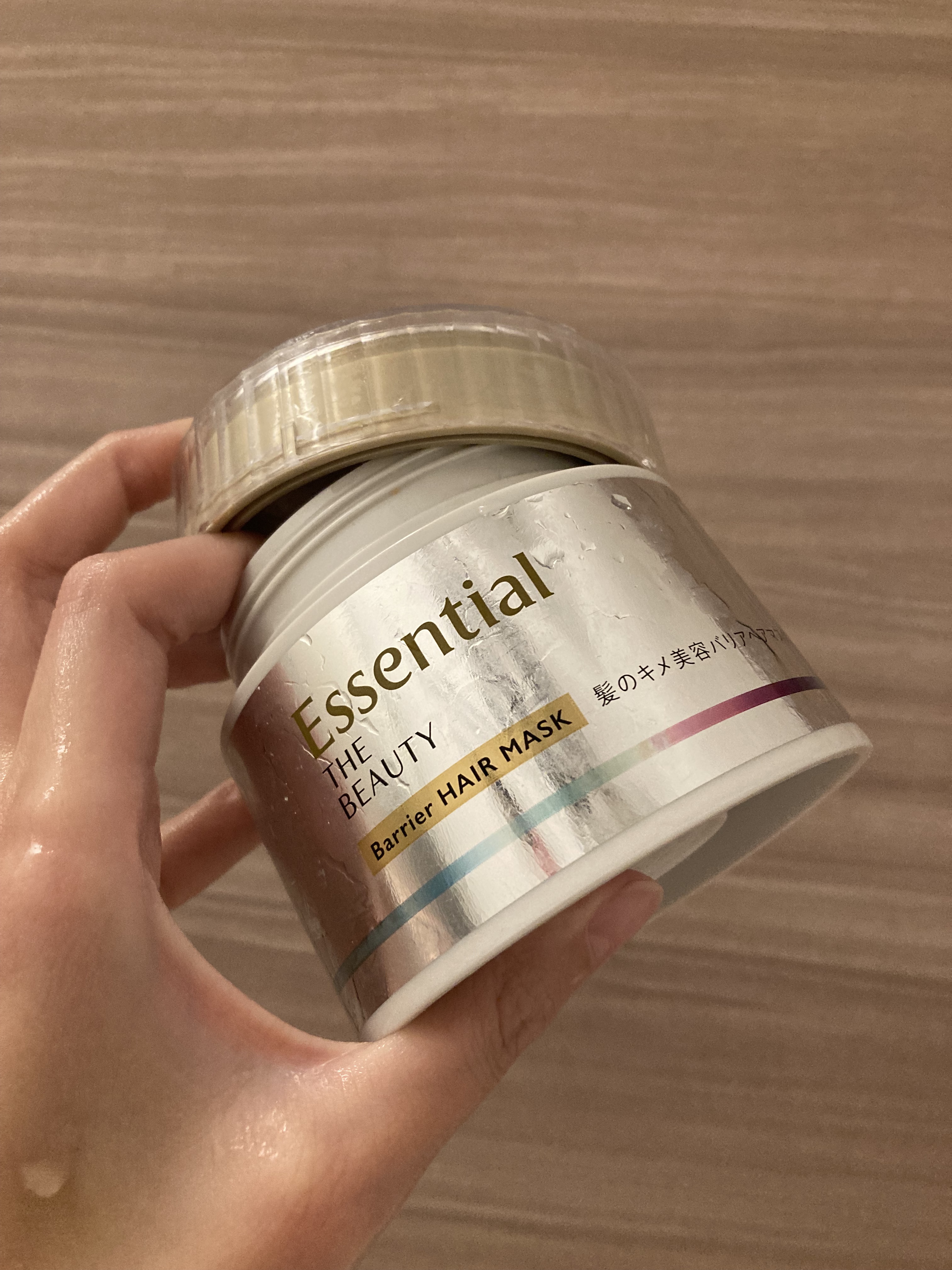 使い終わり！


エッセンシャルのトリートメント！



使い心地は普通にいいですが、

定価でリピしたい程ではないかな？



香りは可もなく不可もなくで

めちゃくちゃ好みではない。笑


