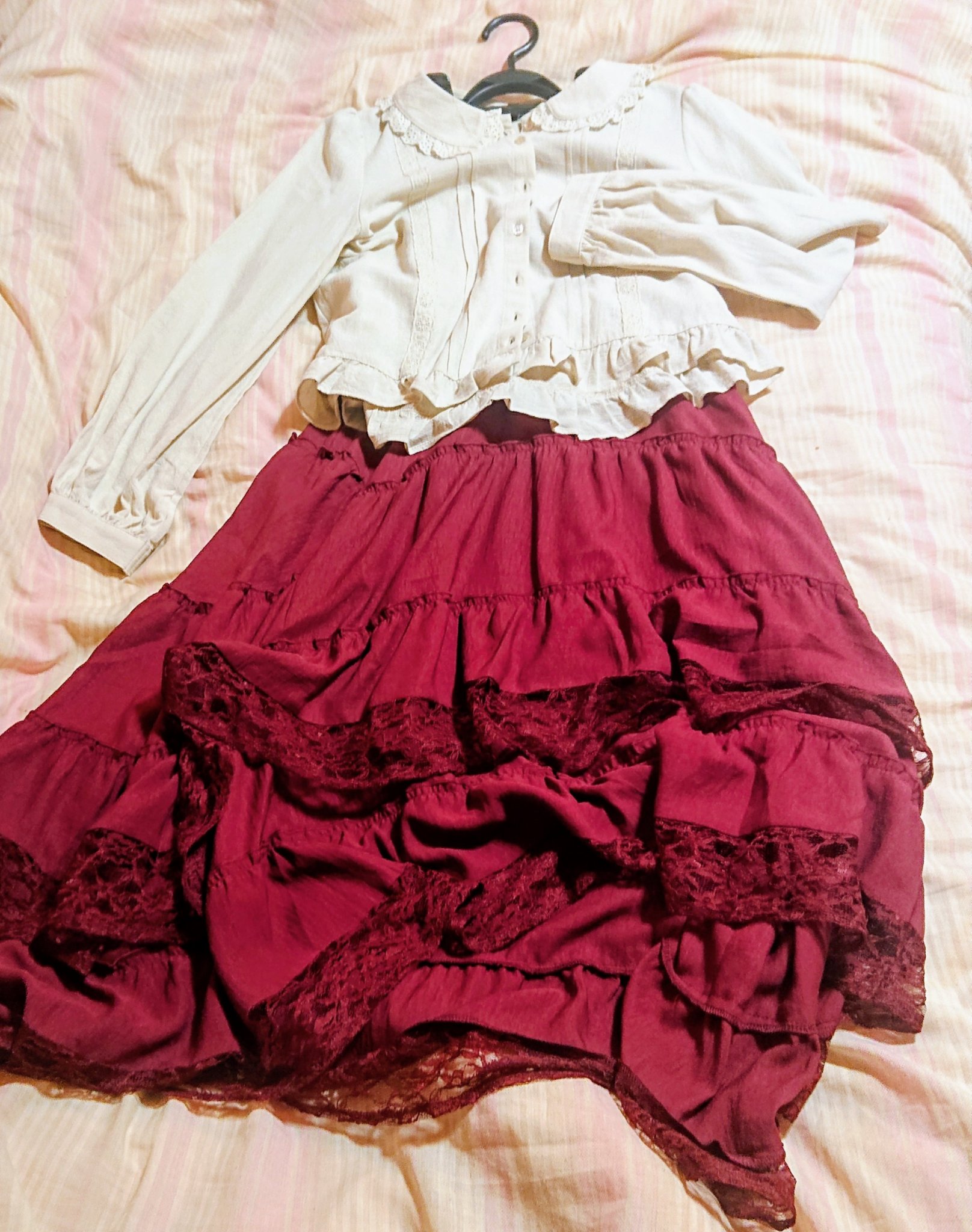 ねえ、、アベイルで買ったこの服たち、可愛すぎない？
令和森ガールのえんじ色のロングひらひらスカート、レースブラウス🍓👑
んで、お淑やかワンピース👗🩰*°
Hey! Say! JUMPのライブこれで行きたい。カーディガン買おうかな、寒