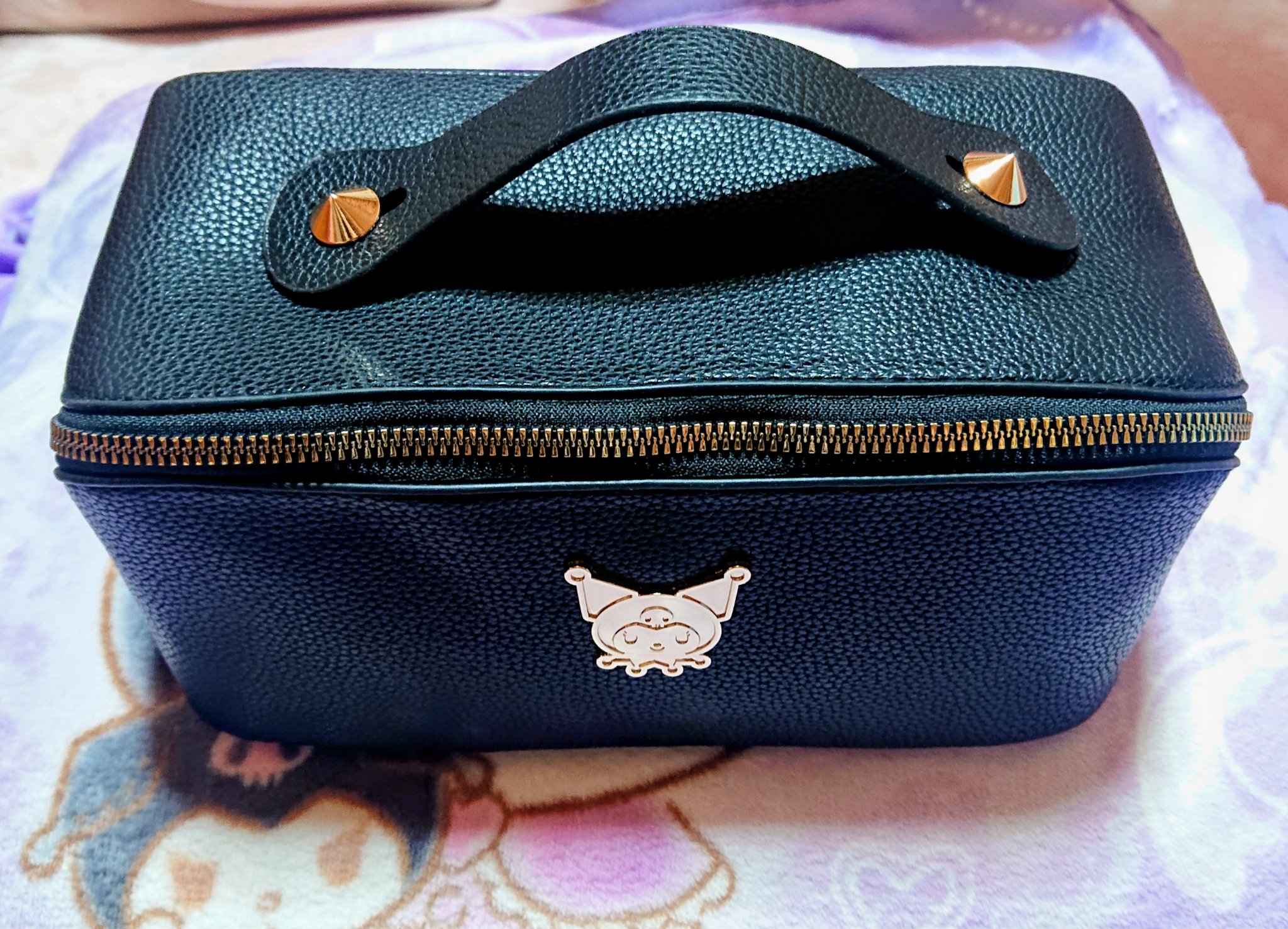 プライズ品です、わたくし、UFOキャッチャー得意なので欲しくて取りました。可愛いだけじゃなくて、中身も便利、ブラシとか収納出来るよ！！
クロミちゃんらしいシックな黒の合皮もいいですよね😈💜‪