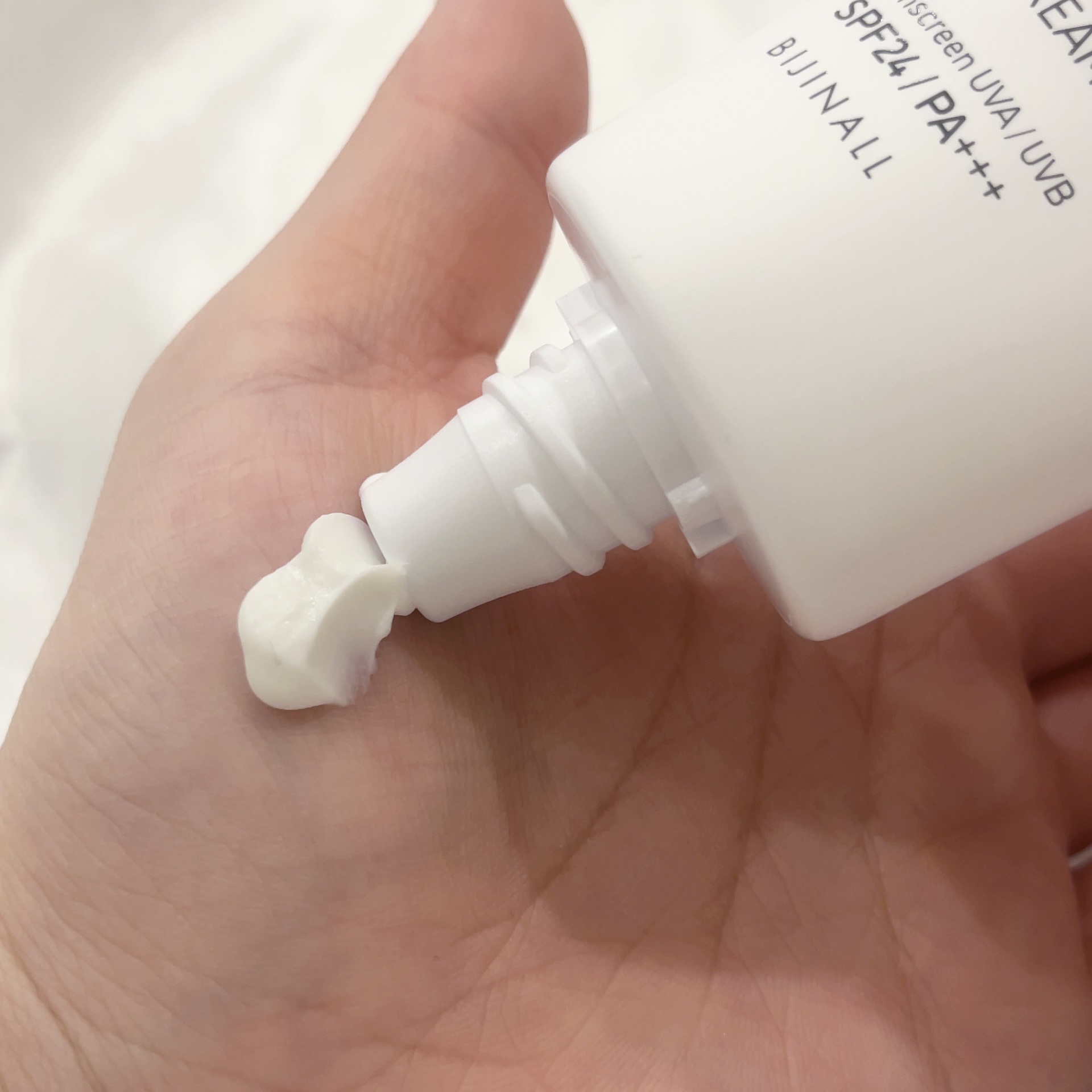 SKINCOTTON スキンコットン　手のおしろいUVクリームのクチコミ「UVケアもできるスキンコットンのハンドクリーム。

軽いホイップクリームのような質感で、薄く肌.....」（2枚目）