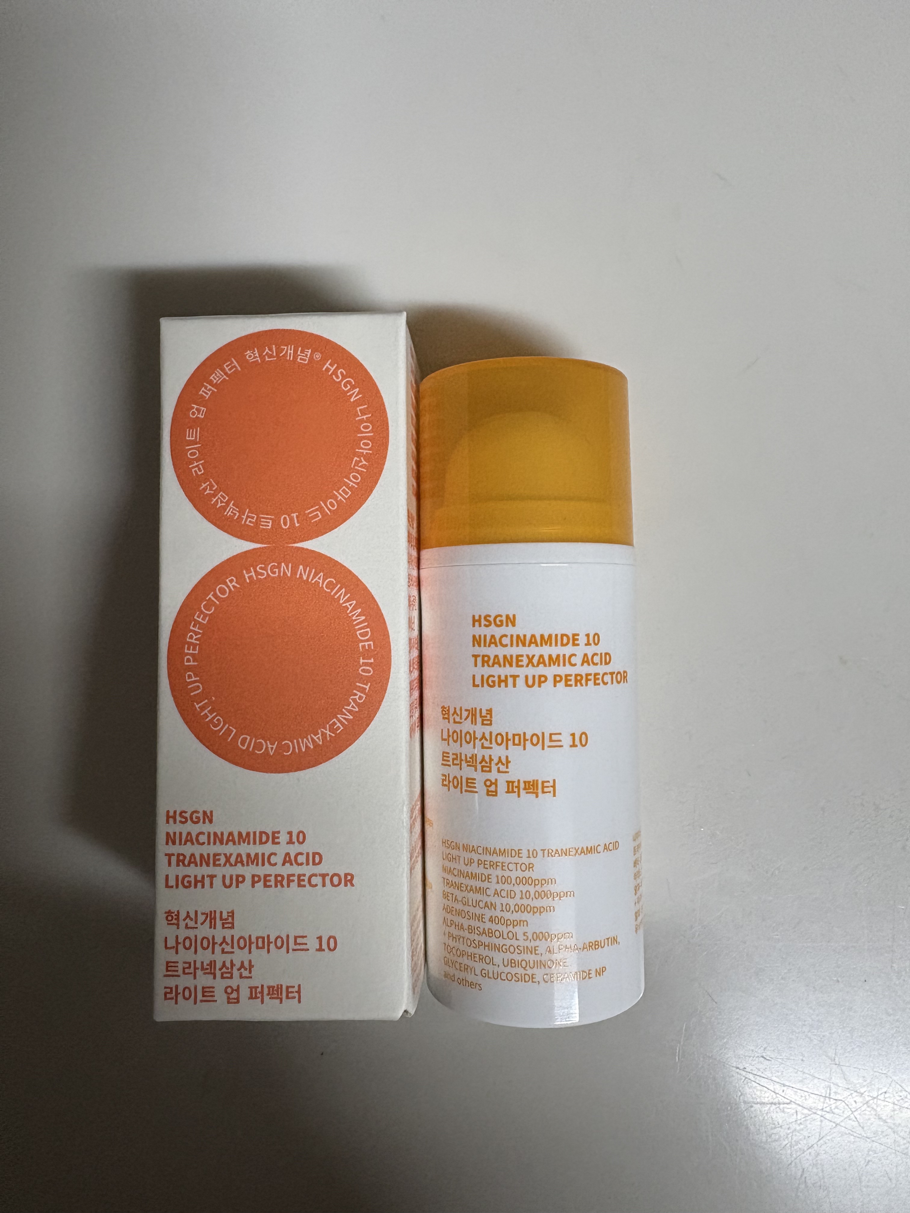 HSGN
ナイアシンアミド10
トラネキサム酸
ライトアップリフレクター

朝晩2プッシュずつ使用
重くなく他の美容液と併用でも
不快なく使えます。

取り入れたい成分が入っているので
とても良いなぁと感じます

