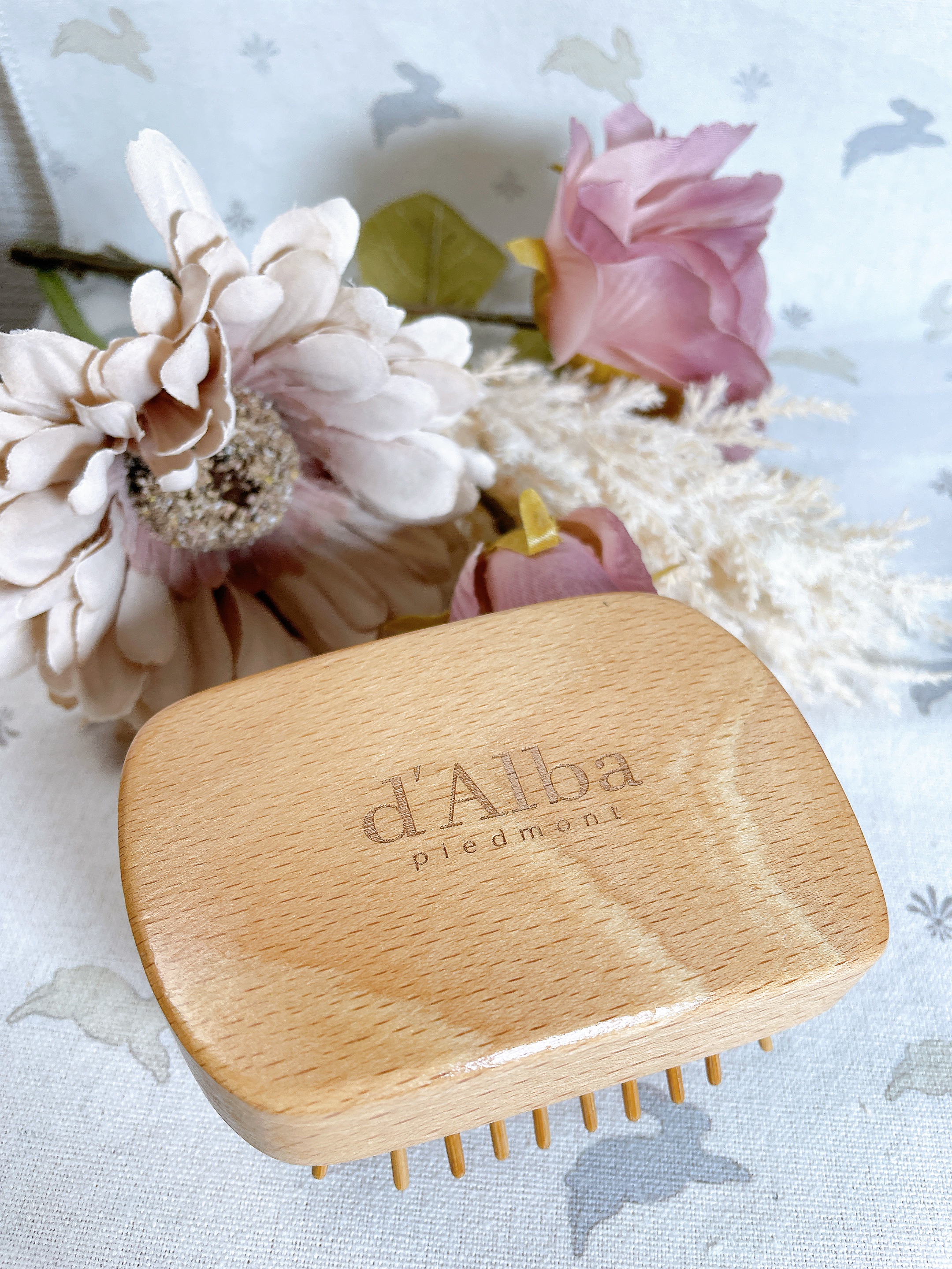 ダルバさんの企画セットに入っていたブラシ✨️
程よく圧を逃がしてくれるから、頭皮マッサージにも良い気がしています🥰
持ちやすい形状も好き(,,>ω<,,)💕

