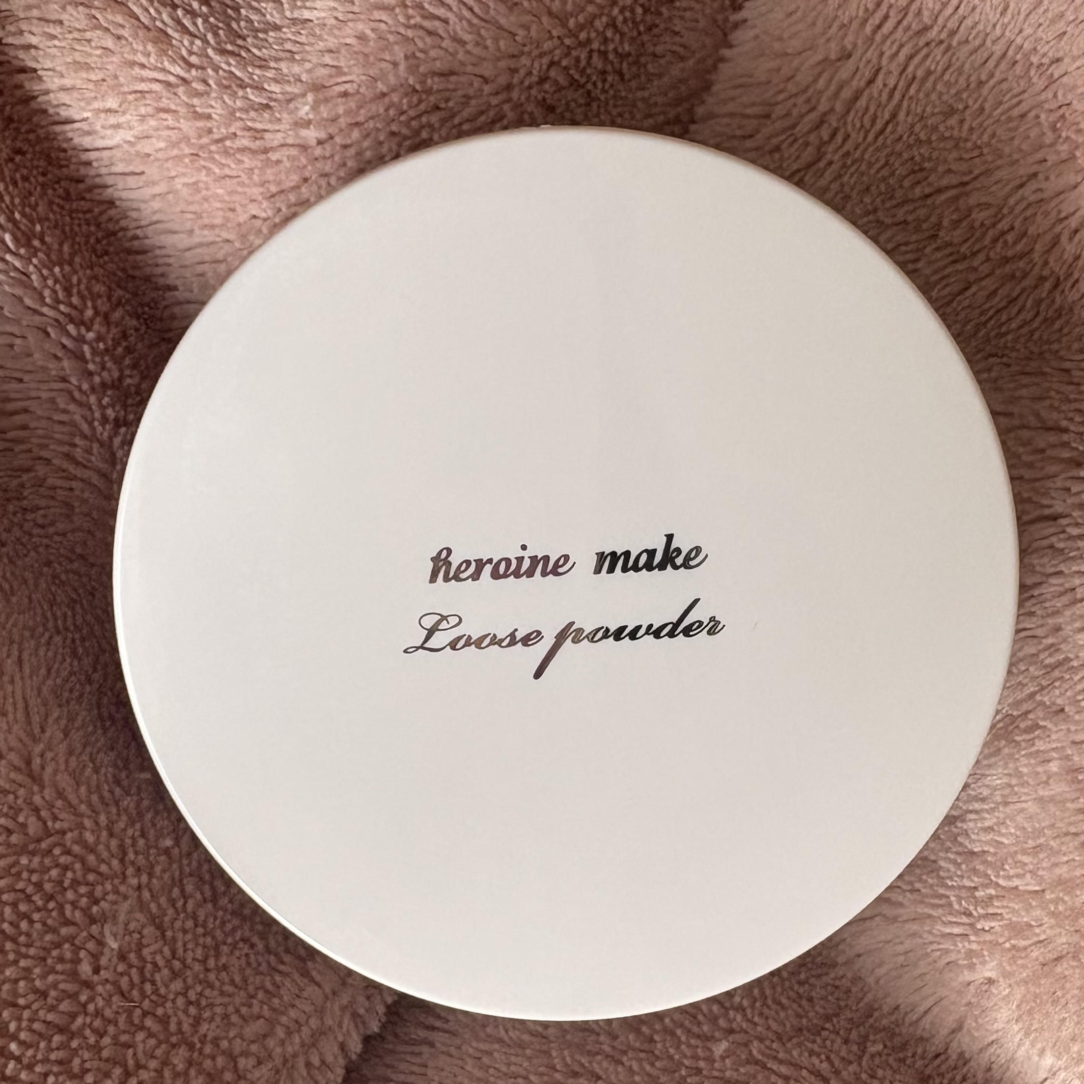 ｡* ❤︎… 購入品紹介 …❤︎*。
ヒロインメイク フワットキープ パウダー ￥1,980
・
こんにちは！今回紹介する商品はこちらです💁‍♀️
ヒロインメイクから新発売になったフェイスパウダーです。
・
ルースパウダーで、蓋を開けると