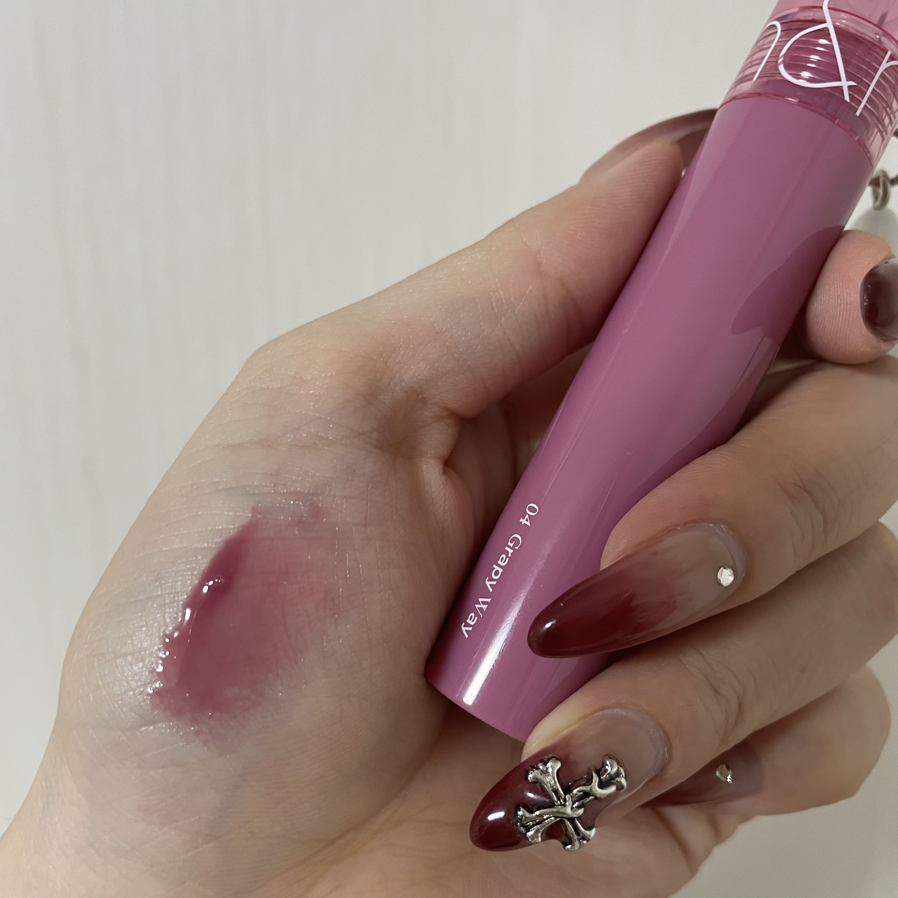 グラスティングカラーグロス 04 グレーピーウェイ(GRAPY WAY) /rom&nd/リップグロスを使ったクチコミ（2枚目）