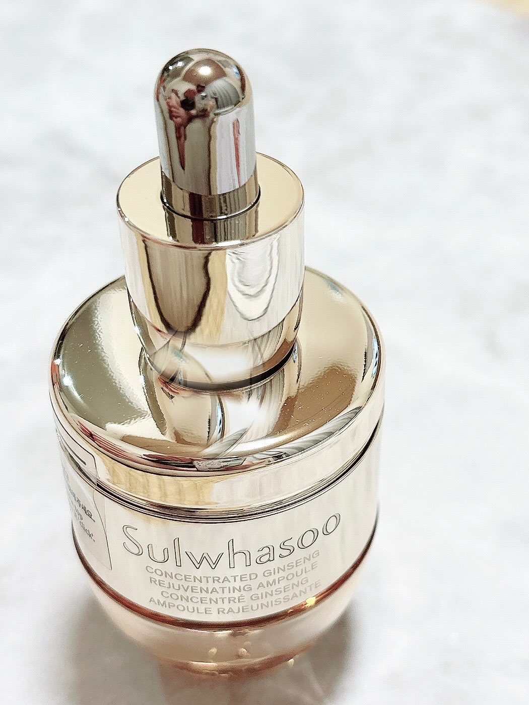 ソルファスって知ってる？？🫧

今回はじめましてのブランドでお試しさせていただいたんだけど、今回は使う直前に2剤を混ぜて使う新感覚のアンプル。上蓋をカチッってしたら茶色いもわもわしたものがおりてきたよ😳
肌にとると思いの外さらさらしたテ