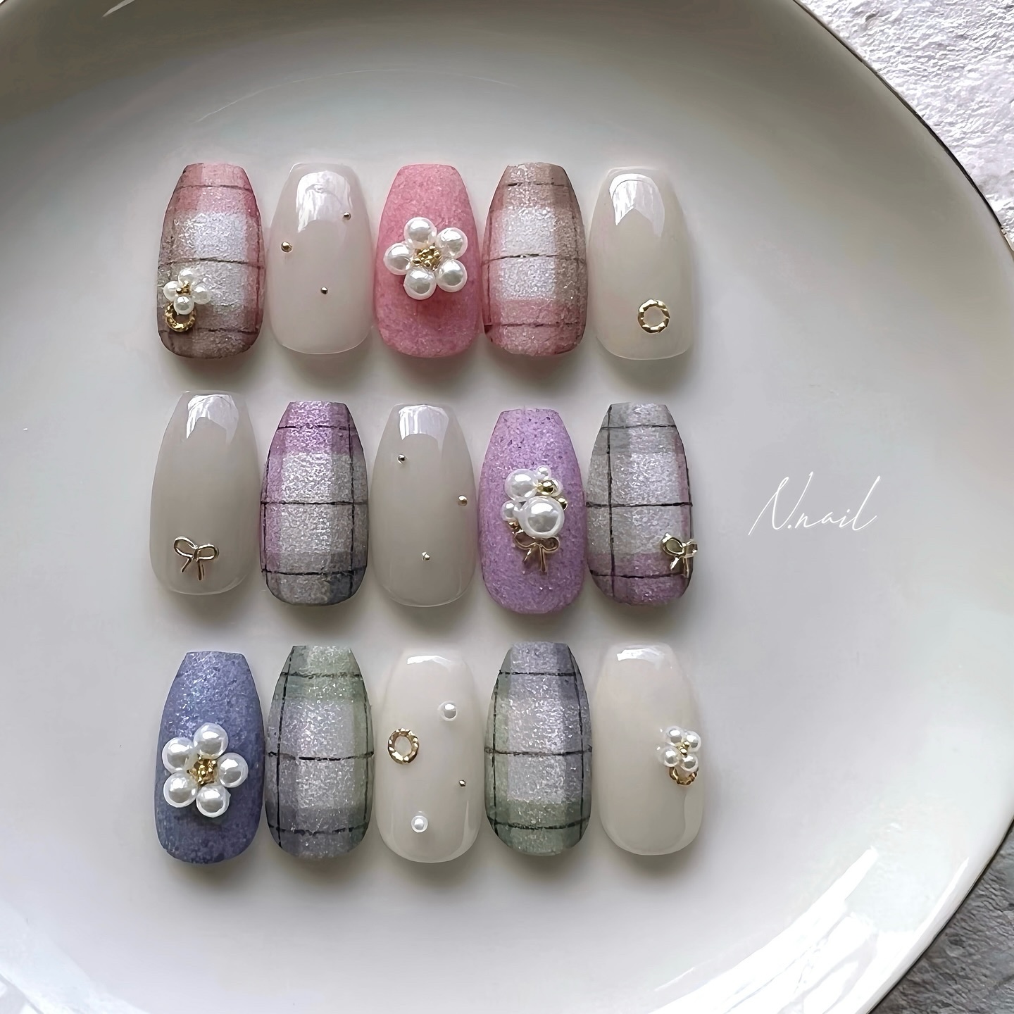 🍂🍂🍂
⁡
⁡
⁡
@tominail.japan 
▸パレットジェル
▸パール
⁡
⁡
#チェックネイル#パールネイル#秋ネイル#秋ネイル2025#冬ネイル#ブランケットネイル#パールフラワーネイル#リボンネイル#フラワーネイル#n