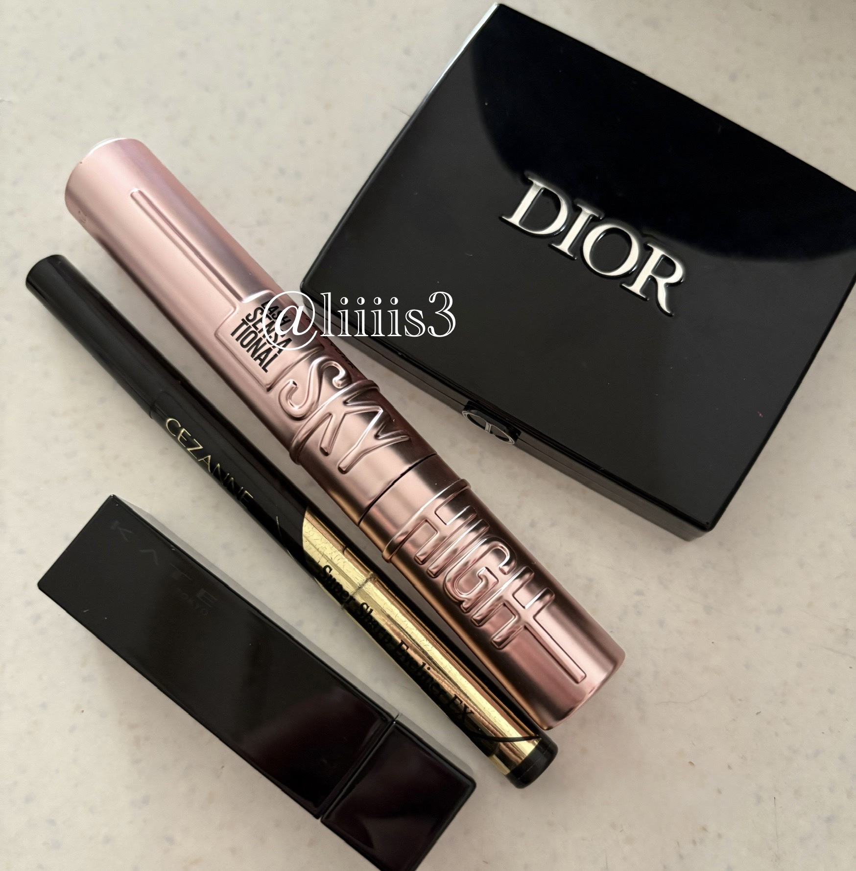 ＼今日のメイク／

✔️Dior
ディオールショウ サンク クルール 673 レッド タータン

✔️CEZANNE
極細アイライナーEX 10ブラック

✔️MAYBELLINE NEW YORK
スカイハイ 01 ブラック

✔️KAT