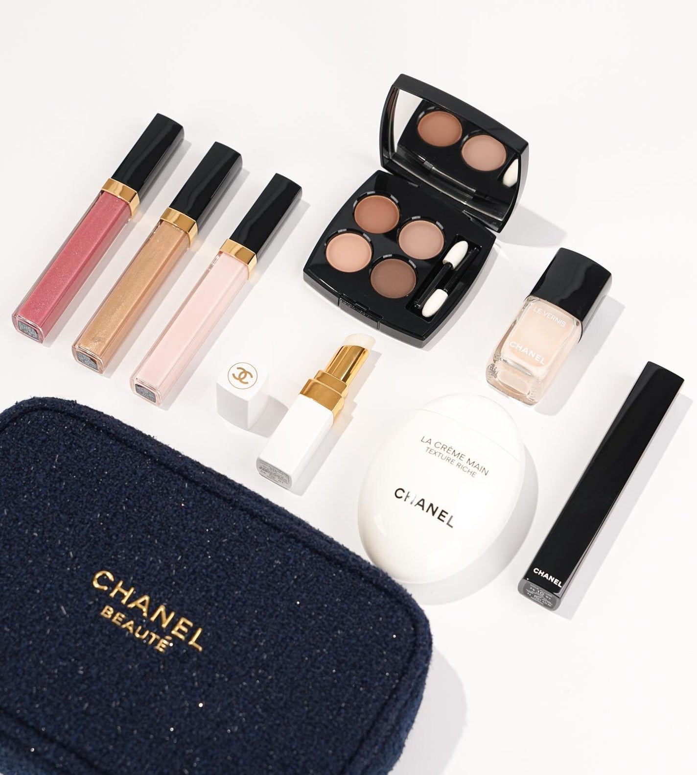 ゆあちゃん♡フォロバするよ on LIPS 「CHANELのコフレのポーチ冬ぽくてかわいい🩷買いたいけどすぐ..」(1枚目)