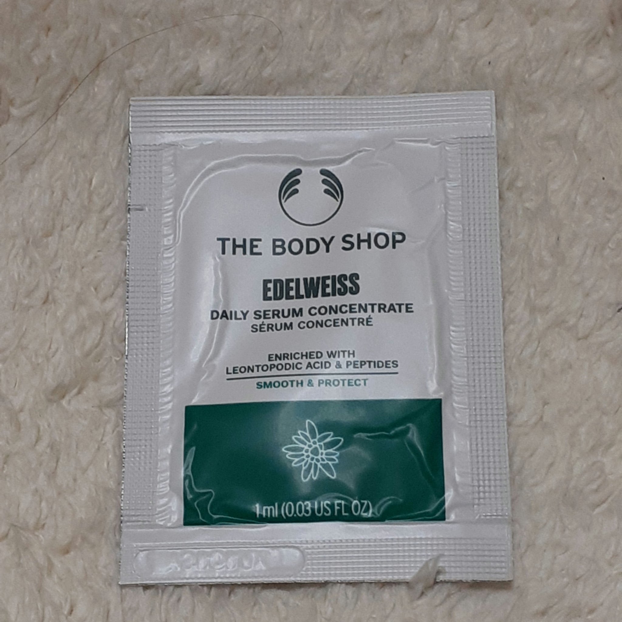 THE BODY SHOP　EDW コンセントレート セラム　サンプル

ちょっとオレンジ色の美容液
消毒液みたいな香りがします。
潤いと同時にさっぱりした感じがします。