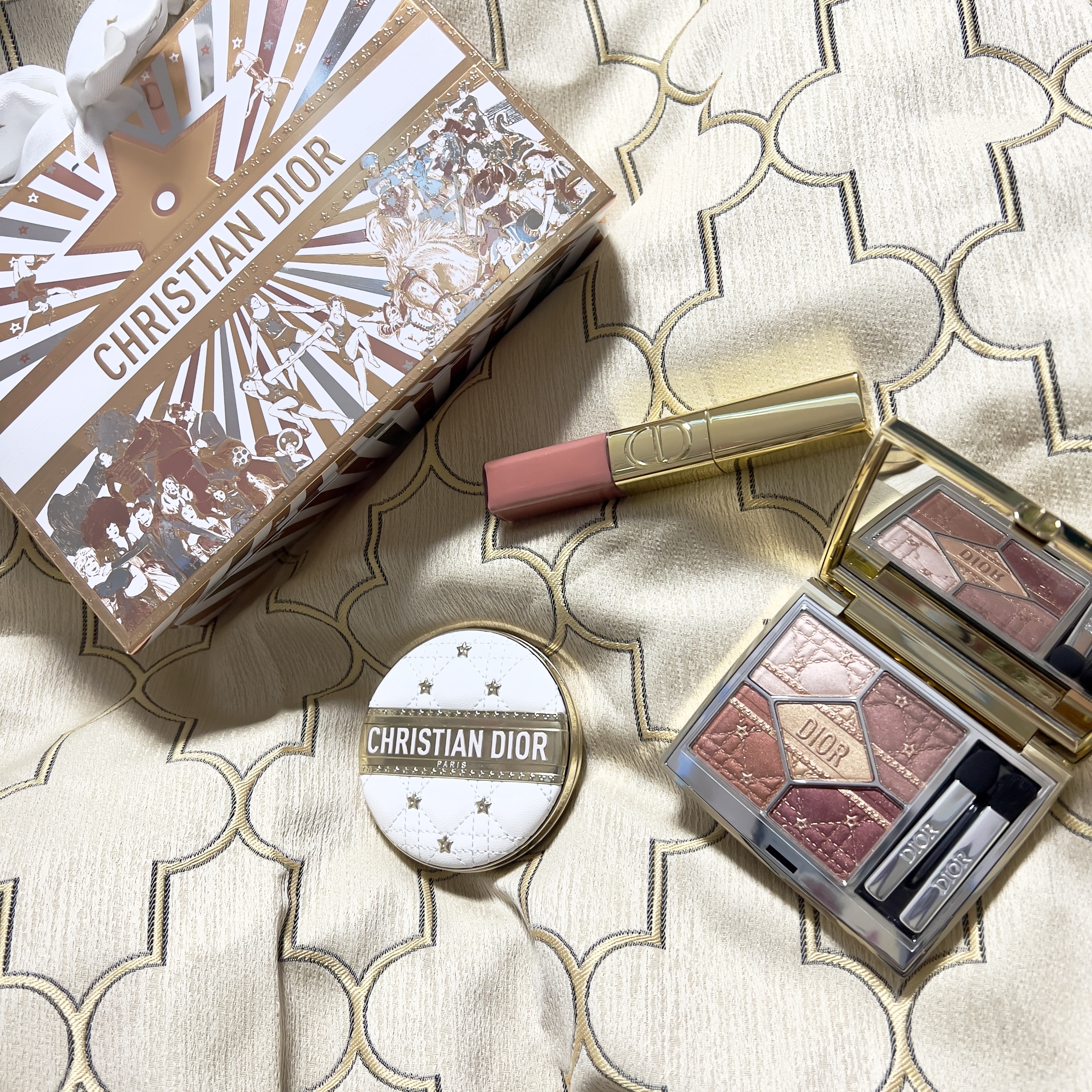 全部可愛すぎて幸せ🤤💓

ホリデー購入品🎄

Dior

🌟サンククルール 
636 ファイアリー サーカス

🌟グロウルミナイザー 
001 ディオールスター

🌟シークインリキッドデュオ 
100 スペクタキュラーヌード