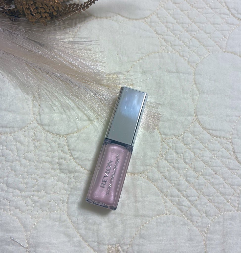 🌷レブロン　グロウハイライター（ピンクオパール）

しっとりとした質感のリキッドハイライター。シアーな発色で重ね付けしても重たくなりません◎
上品なツヤ感が出てナチュラルに仕上がります。密着度が高くよれにくいなと感じました！
今回使ったピ