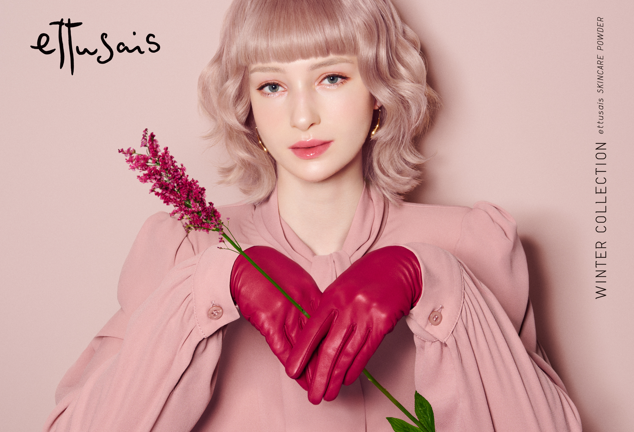 ettusais 2025.WINTER COLLECTION
冬のエテュセは、いつもよりリッチな肌と目もとを“ピンクの多幸感“で表現 。
うるおい感のあるツヤと輝きでくすみのない透明ツヤ肌を演出。
目もとにリッチな輝きを、唇に赤みをそえて