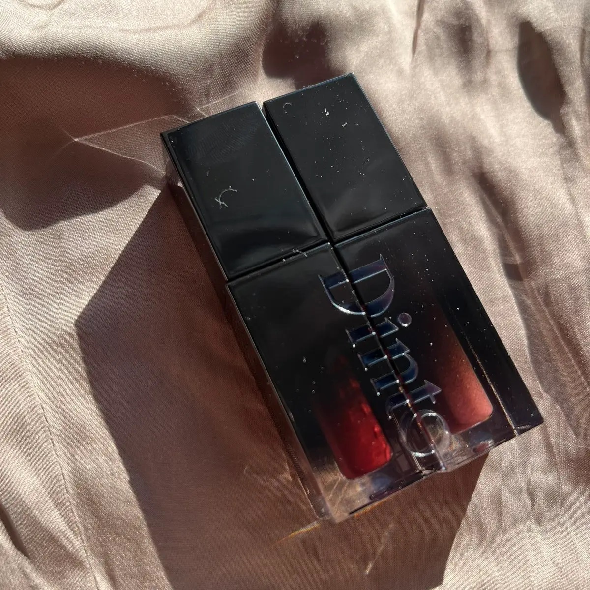 #PR

Dinto
ブラーグローイリップティント

深み・くすみ系は伝家の宝刀です。と言われても納得しかないお洒落カラー💋

218▶︎毒林檎みたいな深みのあるワインレッド。唇中央に塗ってグラデリップにするのが好き。

231▶︎絶妙な